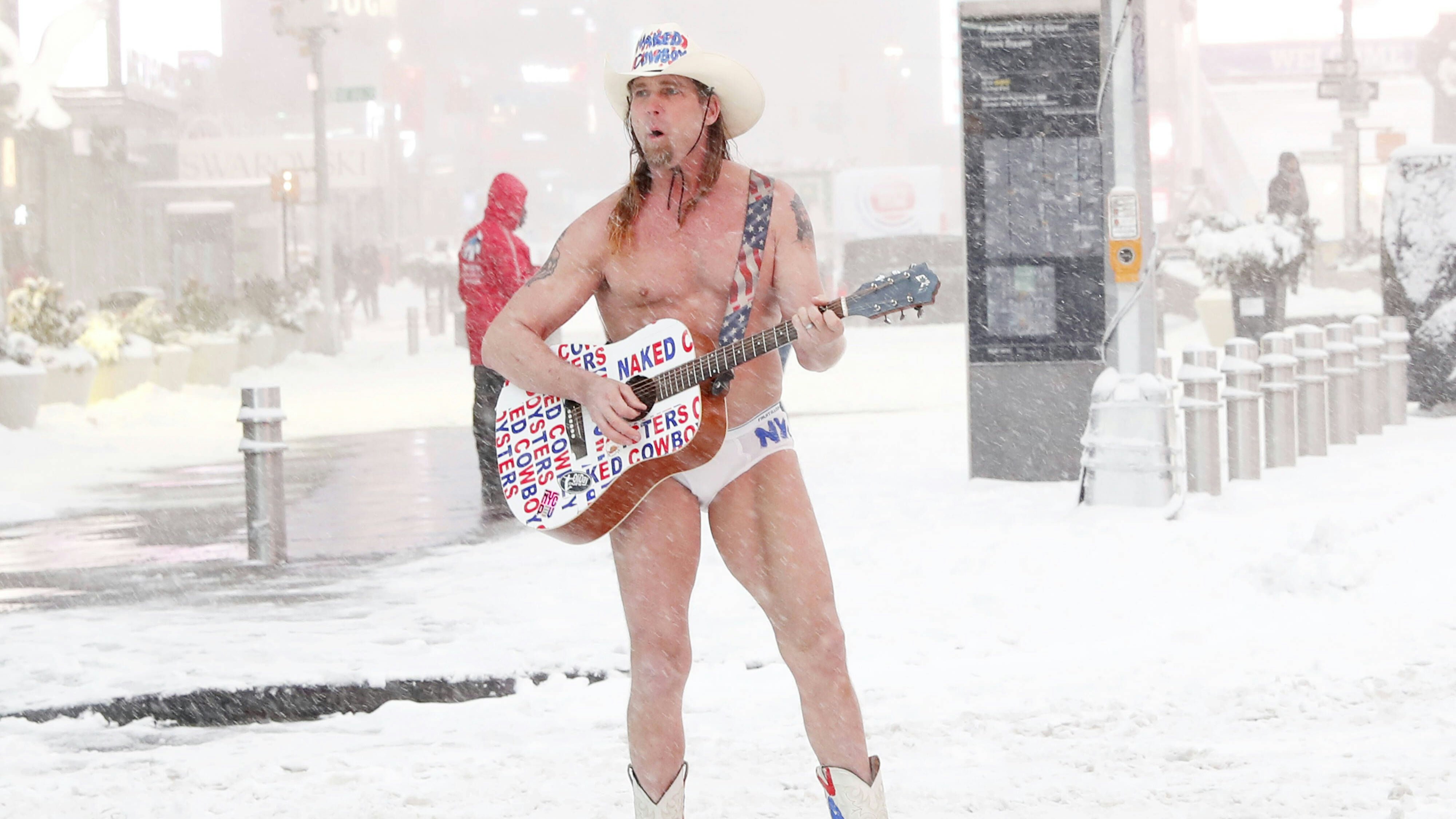 Heute.at - Naked Cowboy trotzt auch halbem Meter Neuschnee