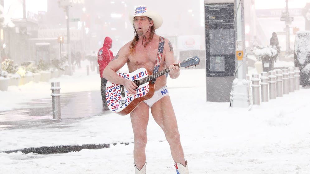 Heute.at - Naked Cowboy trotzt auch halbem Meter Neuschnee