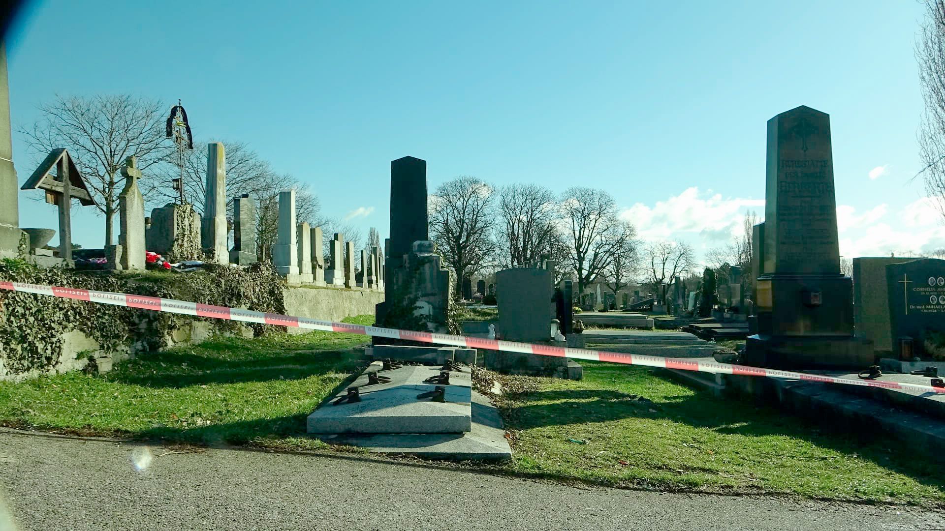 Die Polizei hat den Tatort auf dem Friedhof Baumgarten in Penzing großräumig abgesperrt.