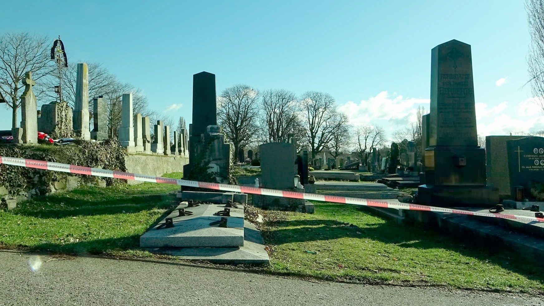 Heute.at - Mädchen (14) rammte Frau Klinge 5 Mal in Hals und Kopf