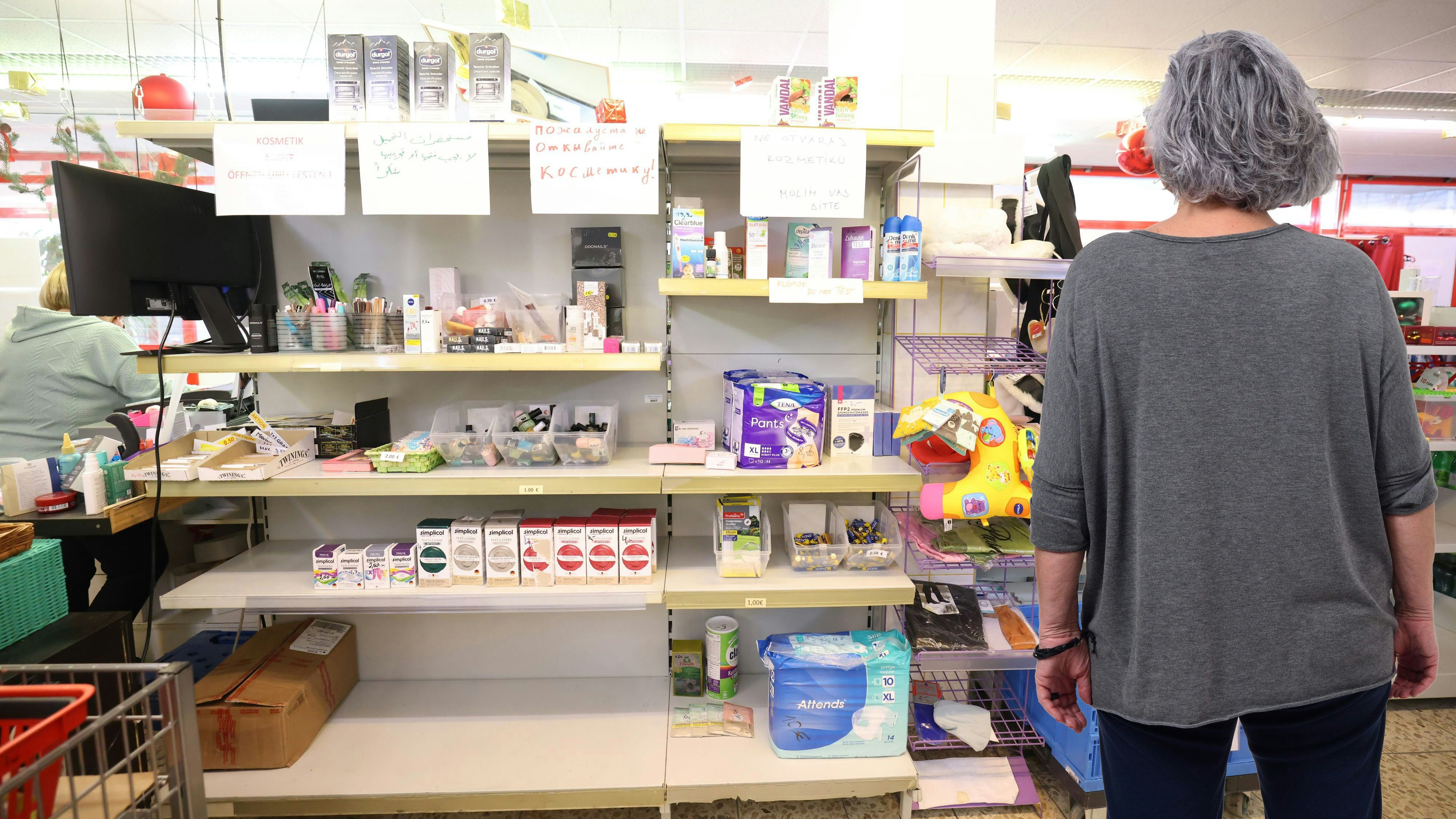 Mindestpensionistin Beate kauft nur im Sozialmarkt ein