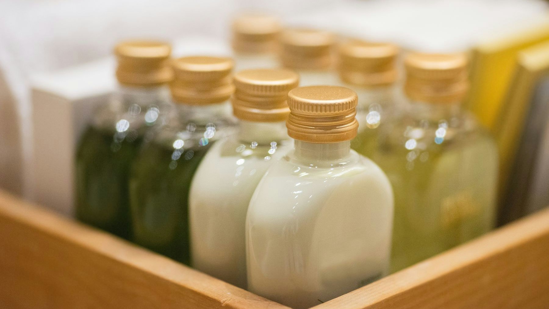 Kleine Shampoos in Holzbox...