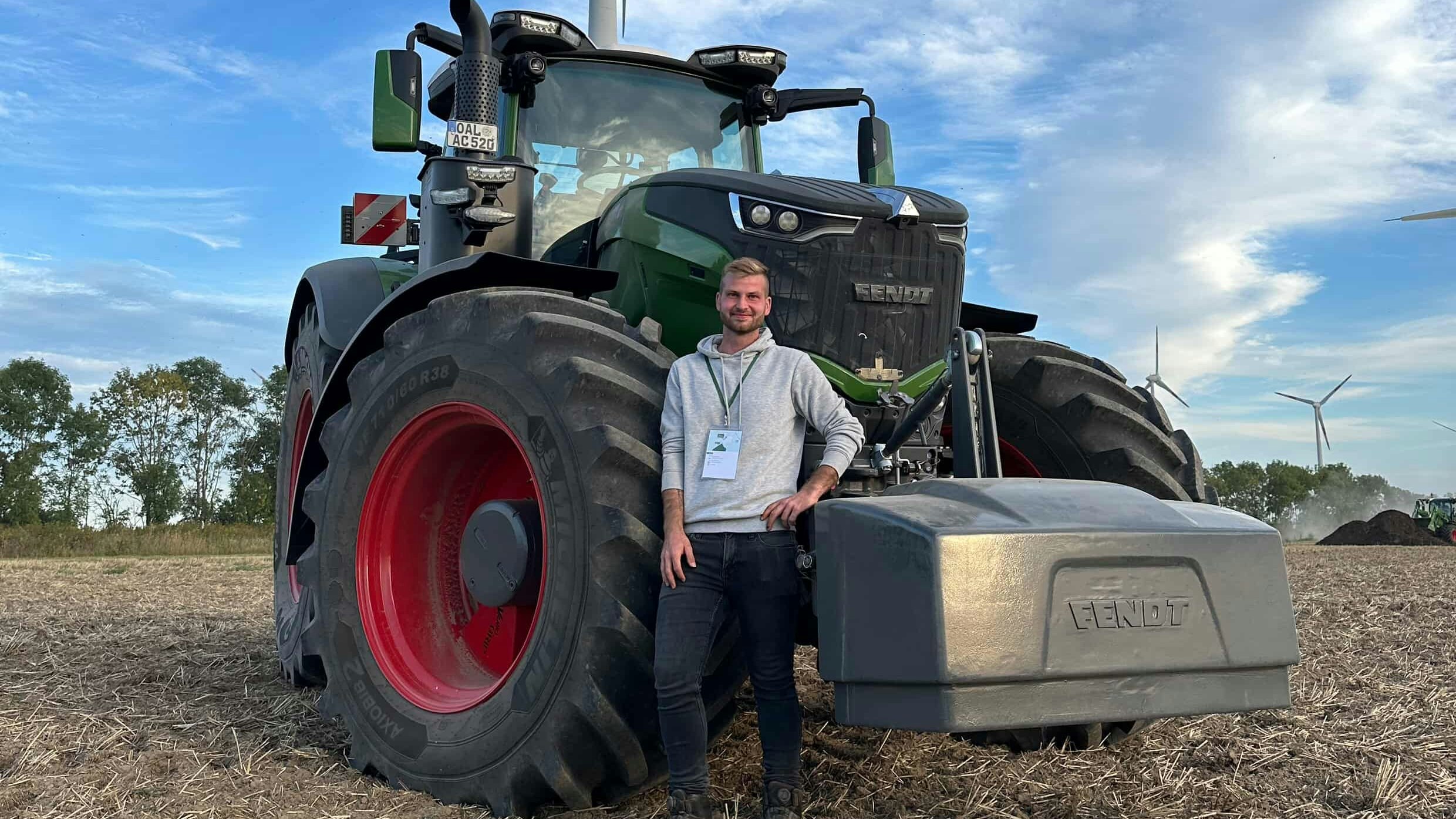 Gabriel Spettel mit seiner großen Traktorliebe.