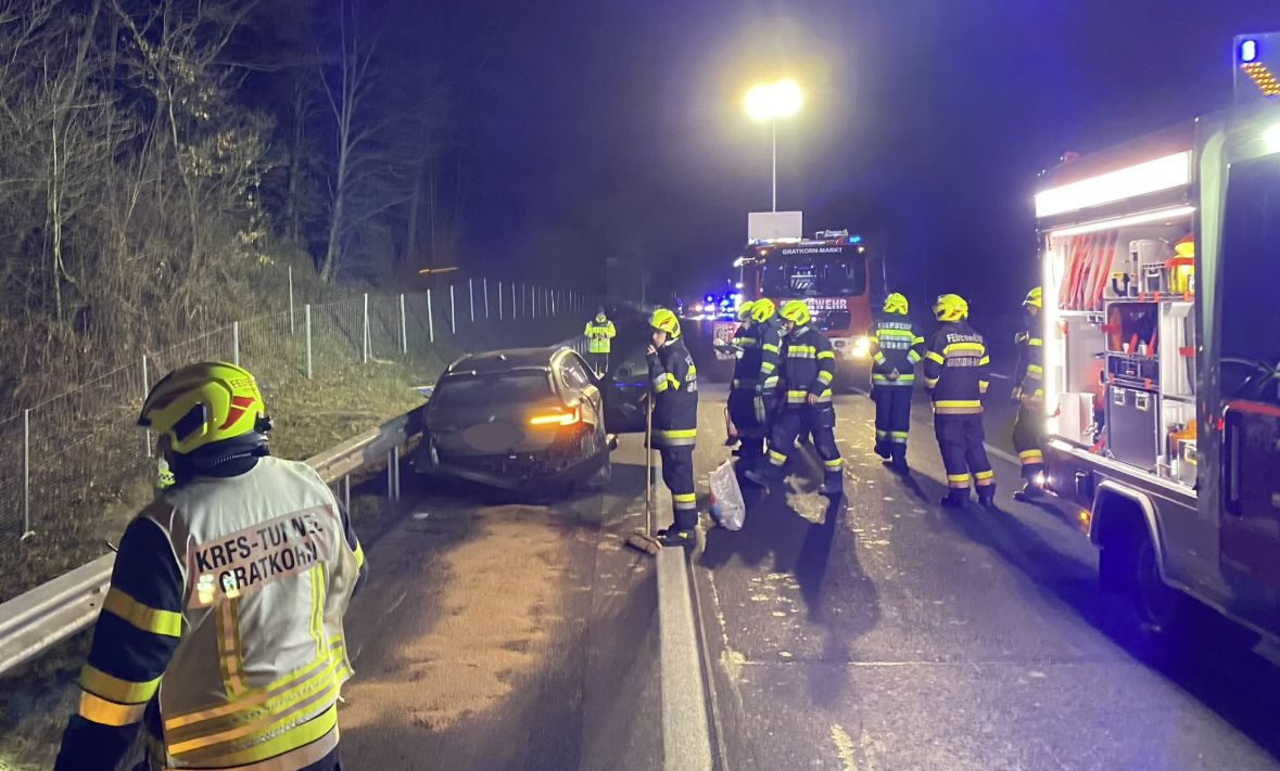 Bei dem Unfall wurden mehrere Fahrzeuge beschädigt.