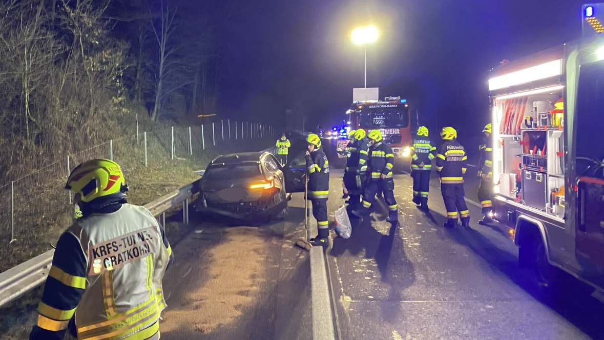 Bei dem Unfall wurden mehrere Fahrzeuge beschädigt.