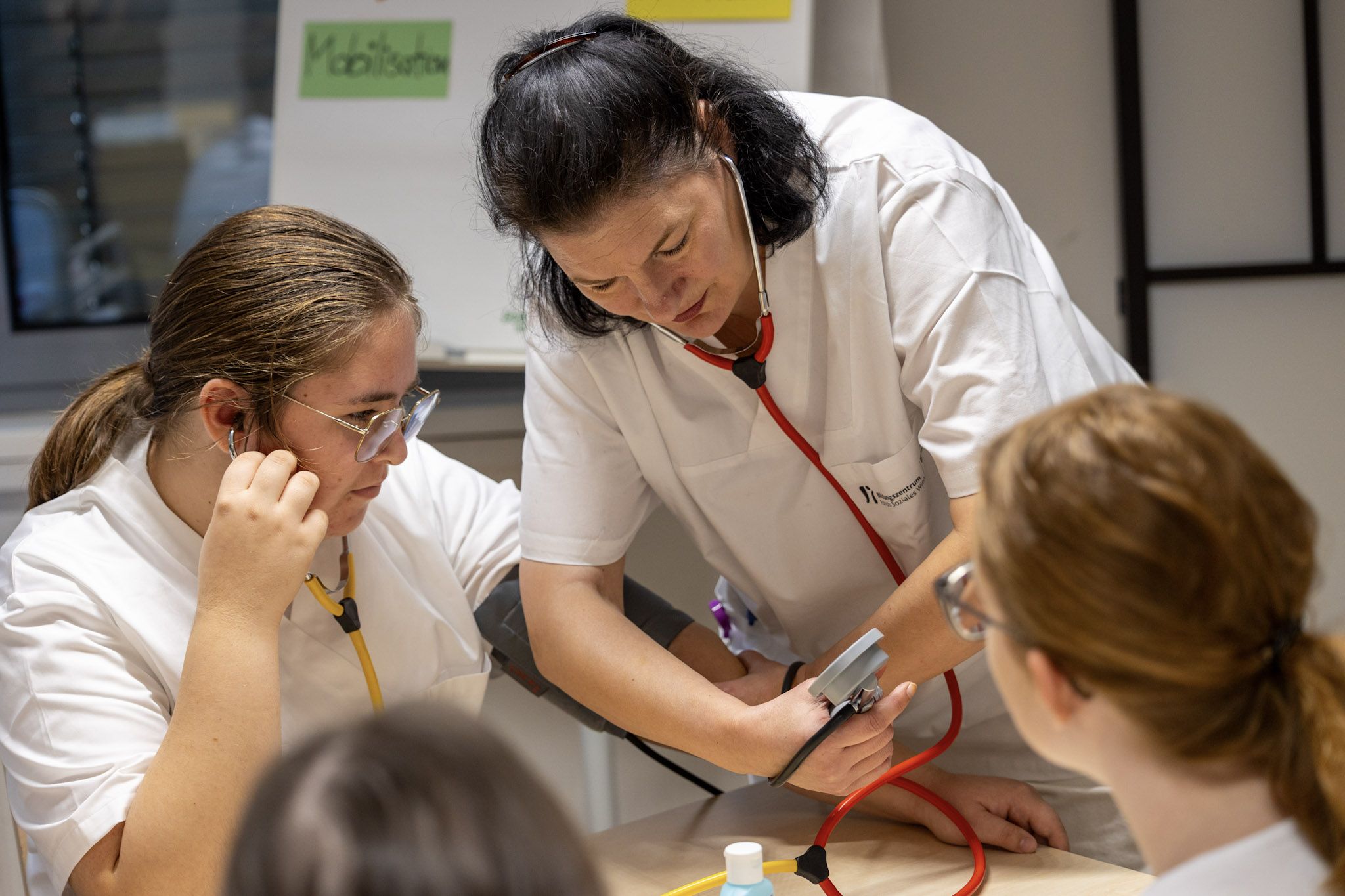Pflichtschule fertig, aber noch keine Idee, wie es beruflich weitergeht? Die Pflegebranche bietet zahlreiche Karrierechancen!