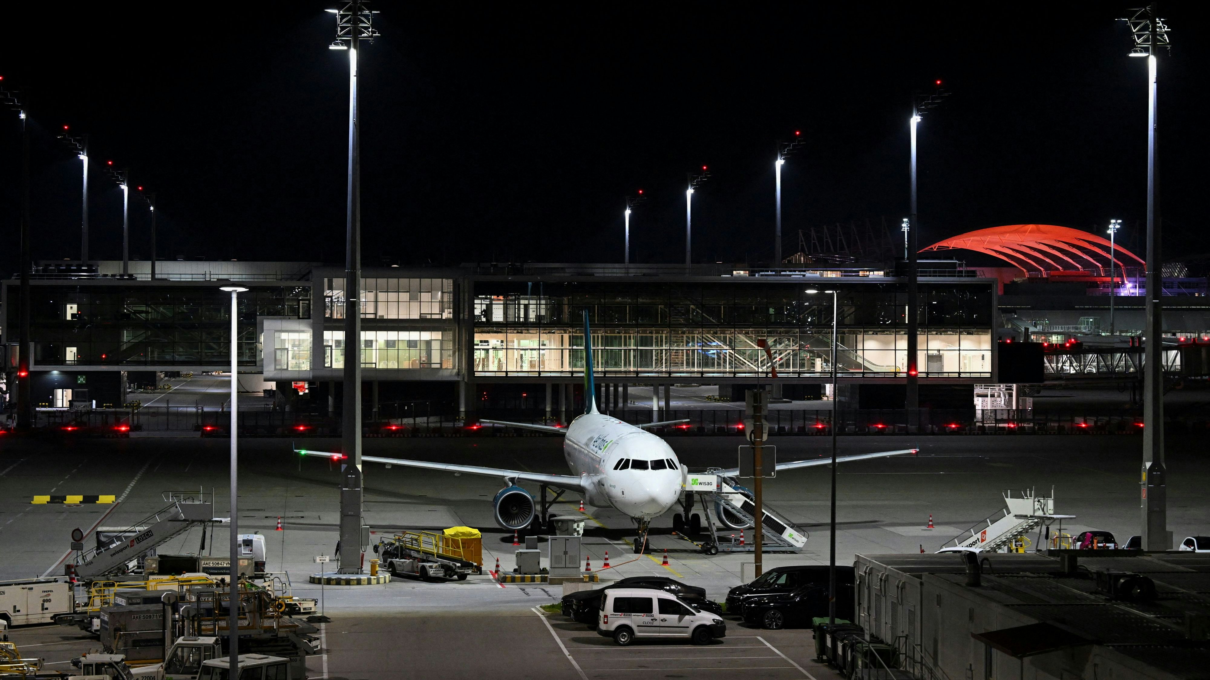 Heute.at - Österreicherin musste Nacht im Flugzeug verbringen