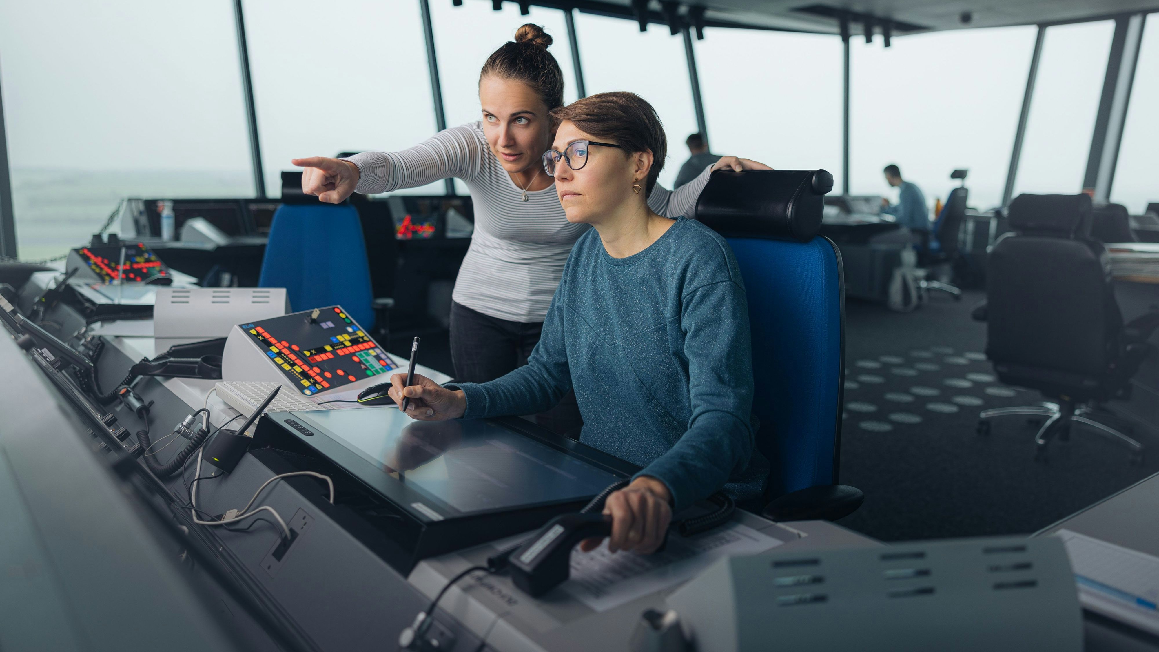 Fluglotsinnen im Tower Wien