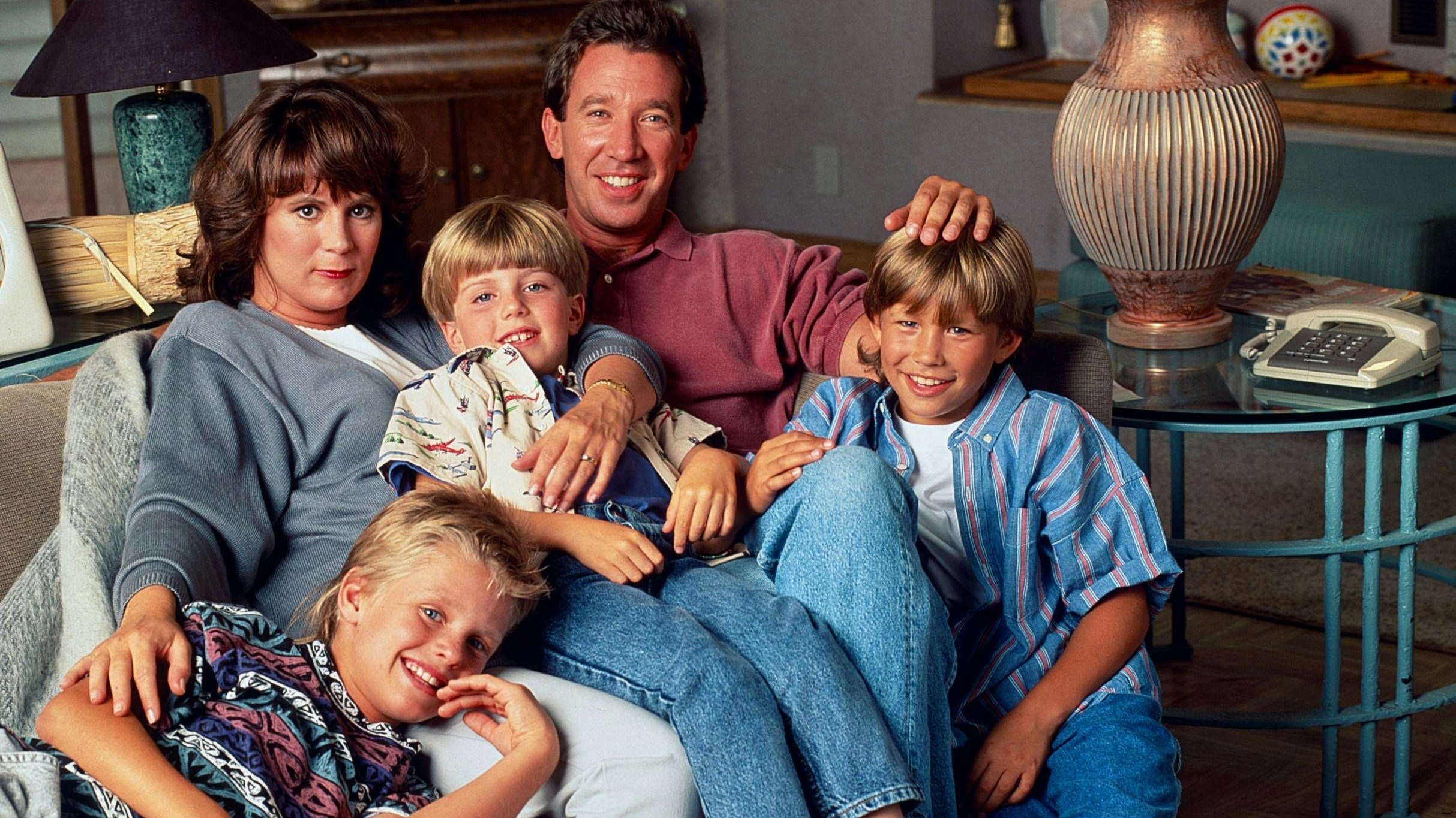 HOME IMPROVEMENT, from left: Zachery Ty Bryan, Patricia Richardson, Taran Noah Smith, Tim Allen, Jonathan Taylor Thomas, 1991, 1991-99. ph: Bob D Amico/Touchstone Television / Courtesy: Everett CollectionT4DHOIM TO003 PUBLICATIONxINxGERxSUIxAUTxONLY Copyright: xx T4DHOIM TO003 T4DHOIM_TO003_H