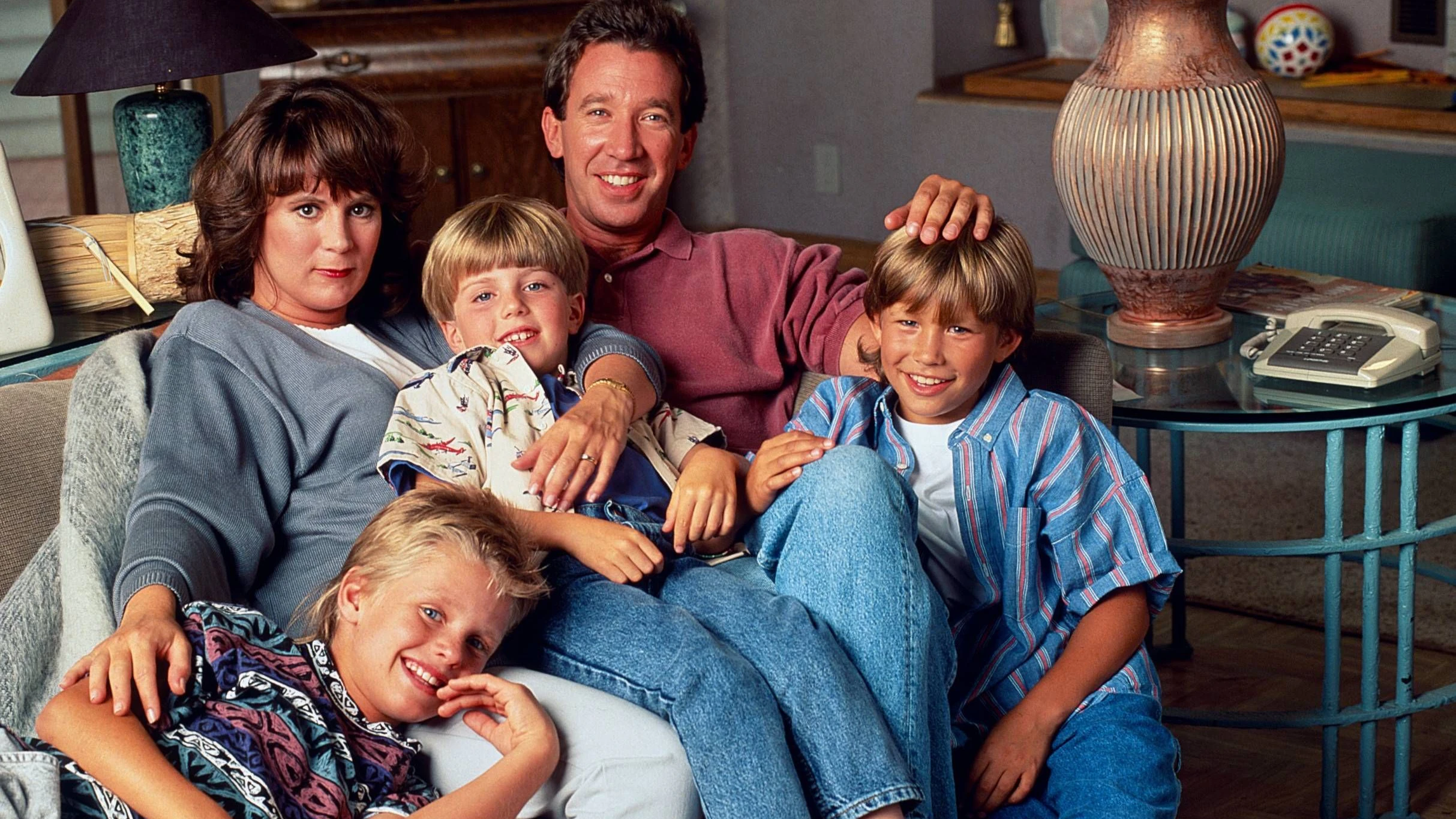 HOME IMPROVEMENT, from left: Zachery Ty Bryan, Patricia Richardson, Taran Noah Smith, Tim Allen, Jonathan Taylor Thomas, 1991, 1991-99. ph: Bob D Amico/Touchstone Television / Courtesy: Everett CollectionT4DHOIM TO003 PUBLICATIONxINxGERxSUIxAUTxONLY Copyright: xx T4DHOIM TO003 T4DHOIM_TO003_H