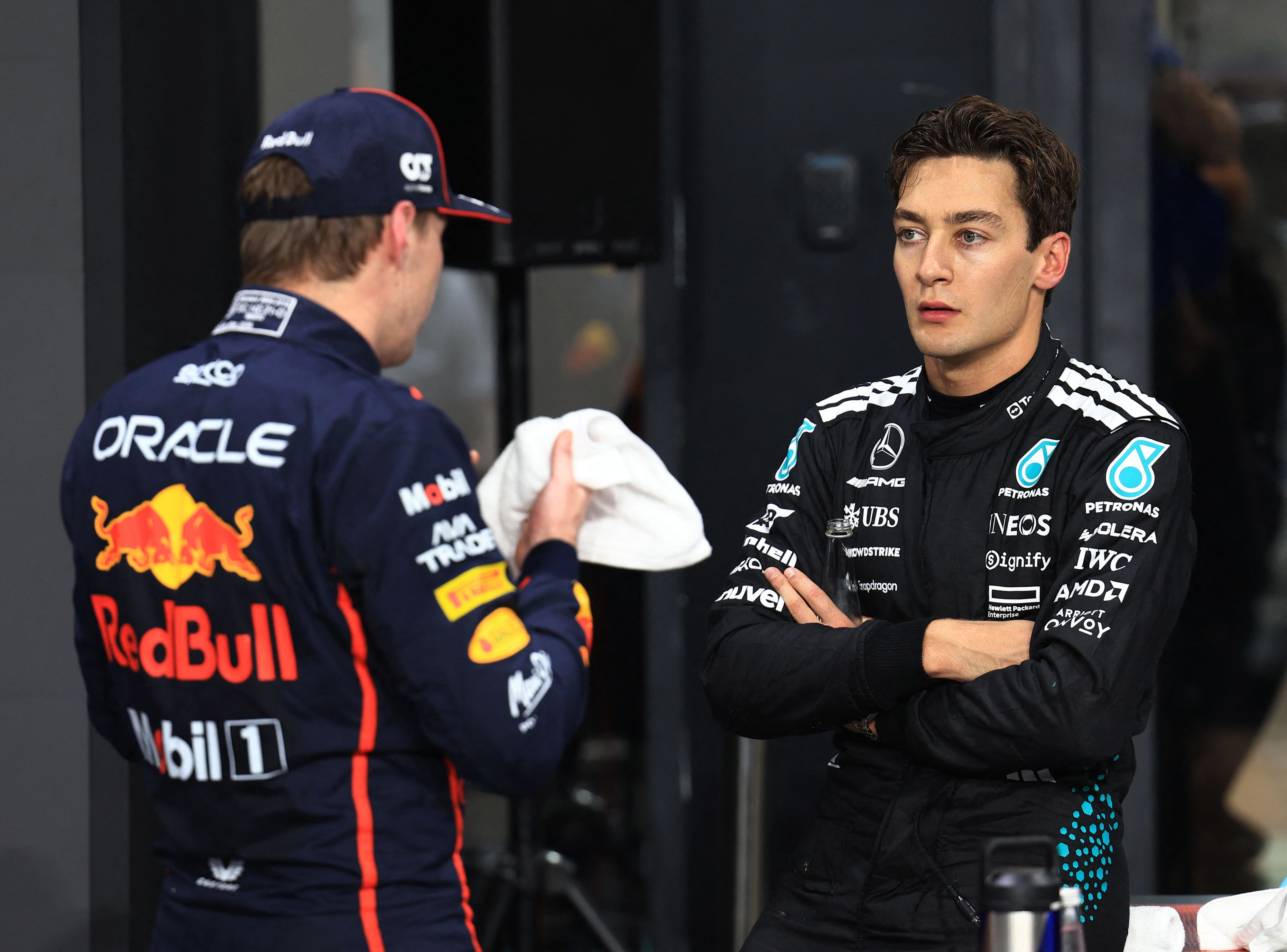 Mercedes-Star George Russell und Vierfach-Weltmeister Max Verstappen. 