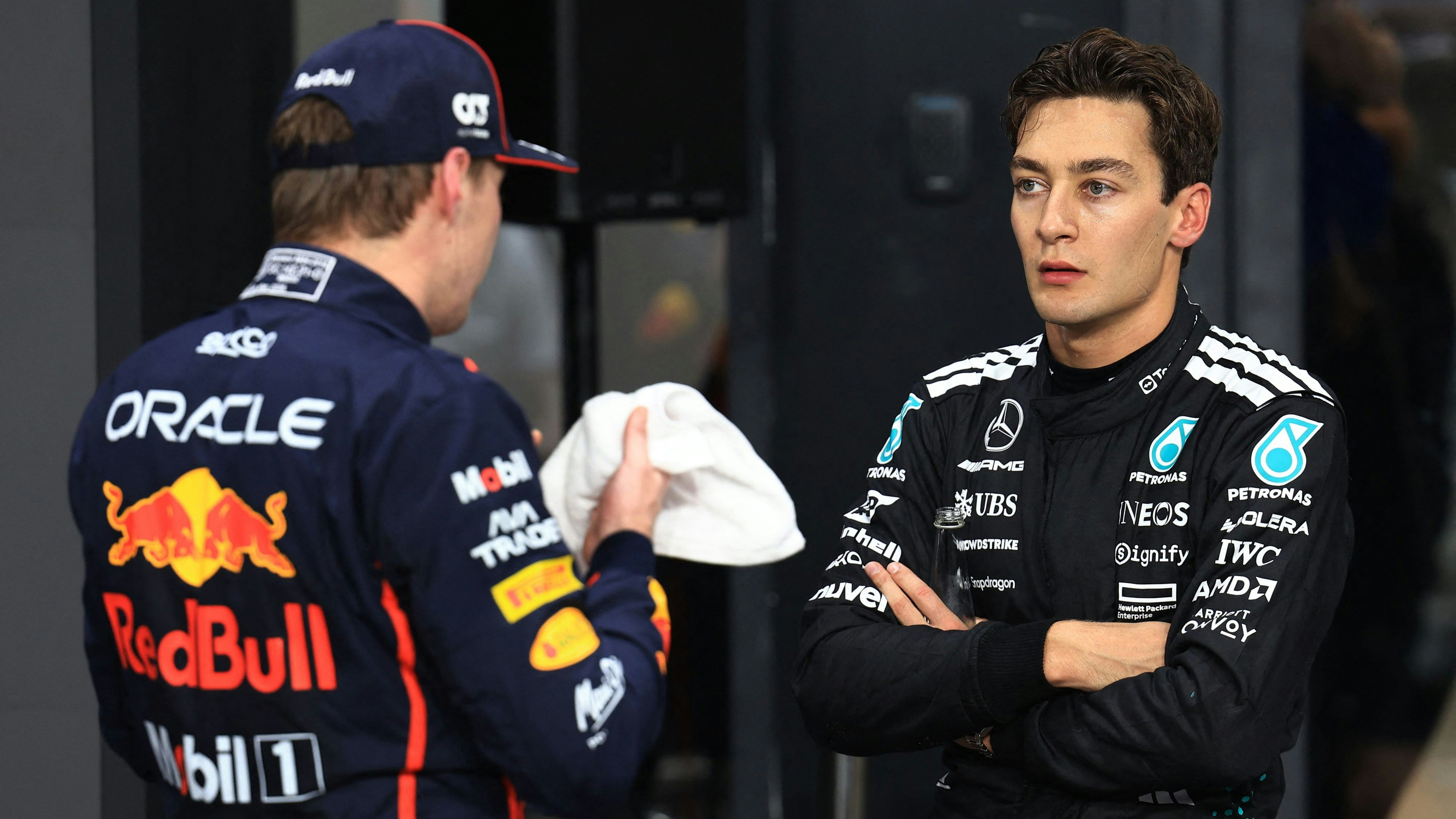 Mercedes-Star George Russell und Vierfach-Weltmeister Max Verstappen. 