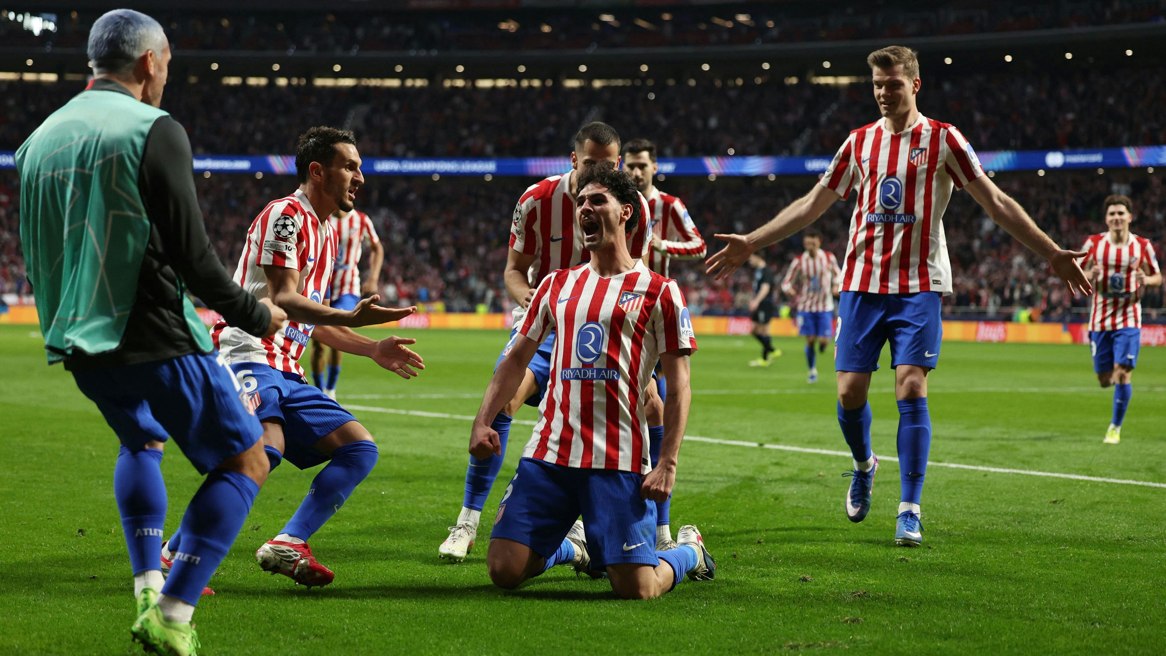 Großer Jubel bei Atletico Madrid über den Achtelfinal-Einzug. 