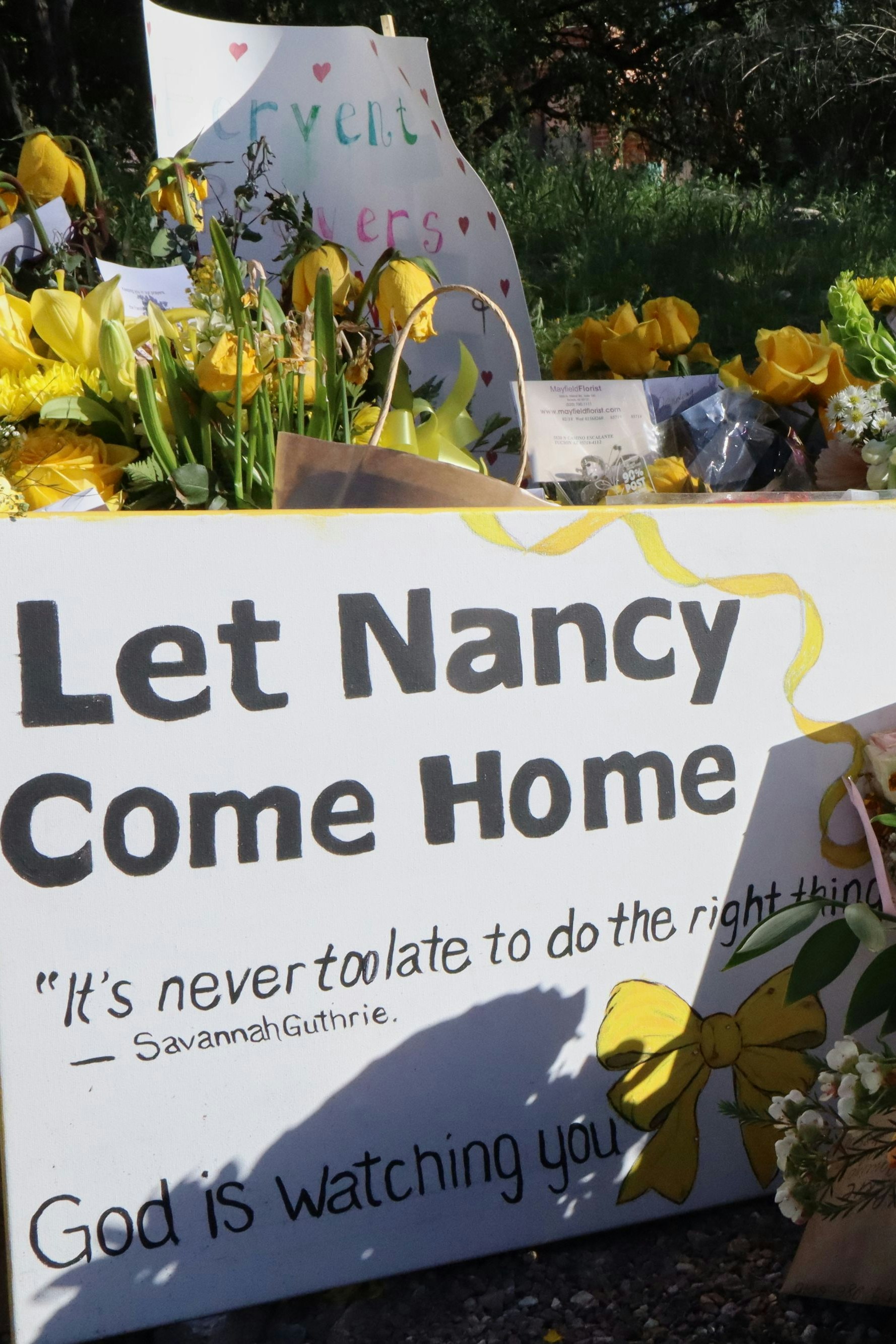 Hunderte Menschen haben vor dem Haus der entführten 84-jährigen Nancy Guthrie Blumen niedergelegt