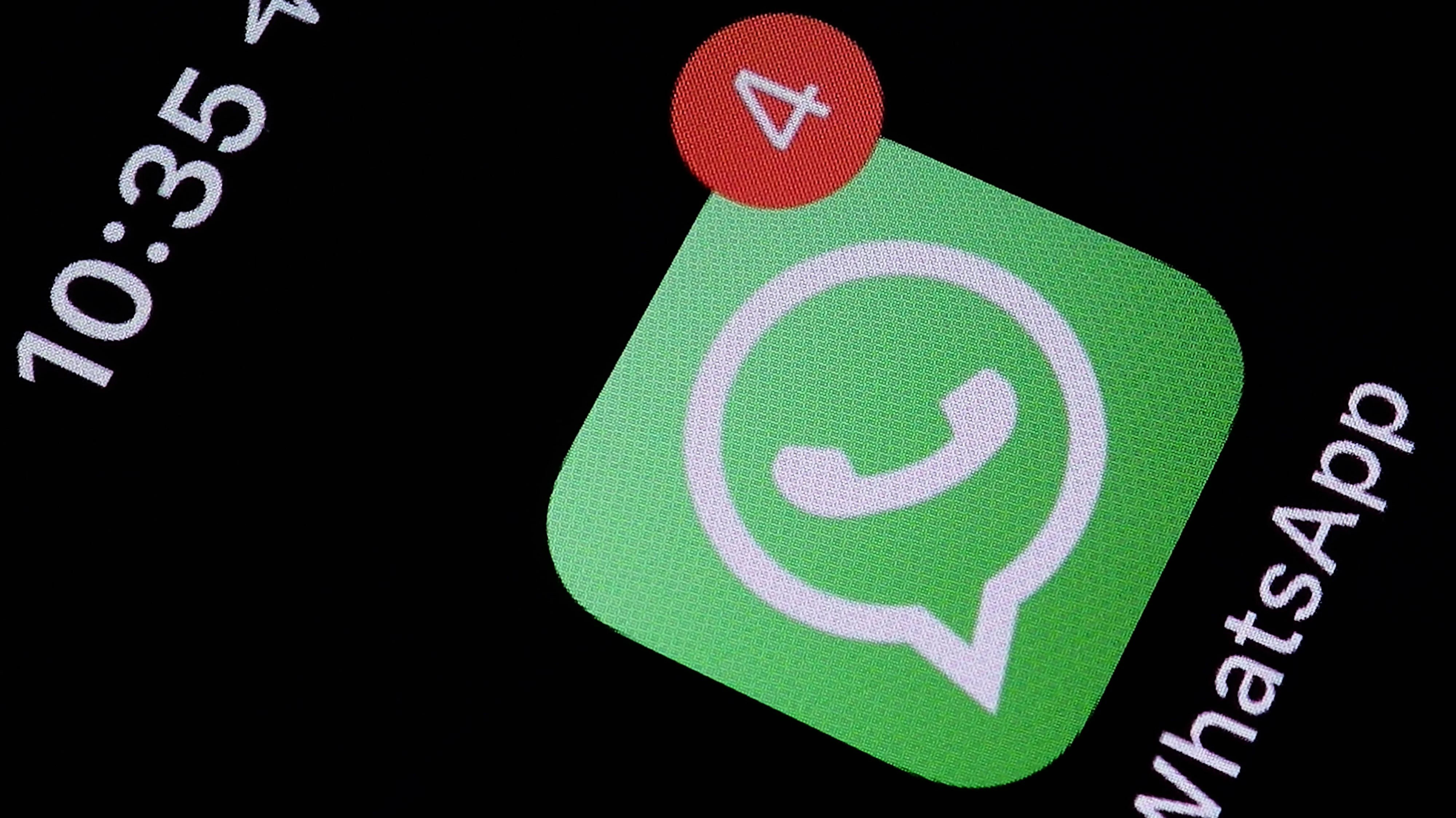  Social Media, WhatsApp Logo, App, Handy App auf einem iPhone Display mit schwarzem Hintergrund WhatsApp Logo am 08.07.2020 in Siegen/Deutschland. *** Social media, WhatsApp logo, app, mobile app on an iPhone display with black background WhatsApp logo on 08 07 2020 in Siegen Germany