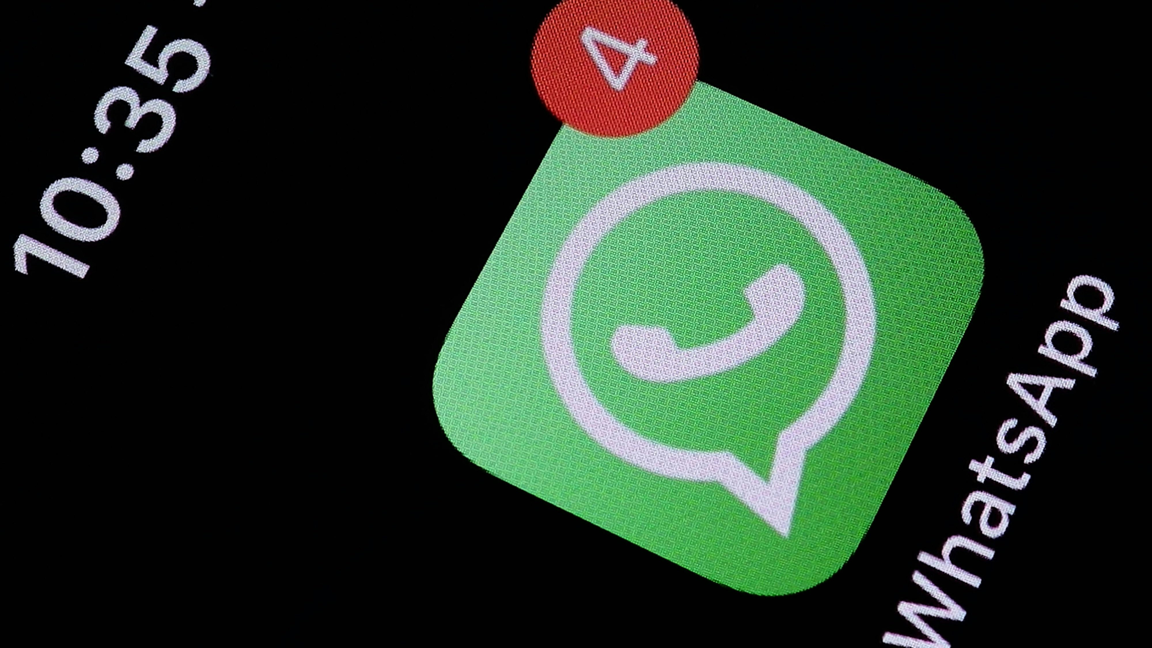  Social Media, WhatsApp Logo, App, Handy App auf einem iPhone Display mit schwarzem Hintergrund WhatsApp Logo am 08.07.2020 in Siegen/Deutschland. *** Social media, WhatsApp logo, app, mobile app on an iPhone display with black background WhatsApp logo on 08 07 2020 in Siegen Germany