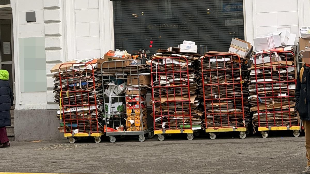 Herumliegende Kartonagen sorgen auf der Landstraße zusätzlich für Ärger.