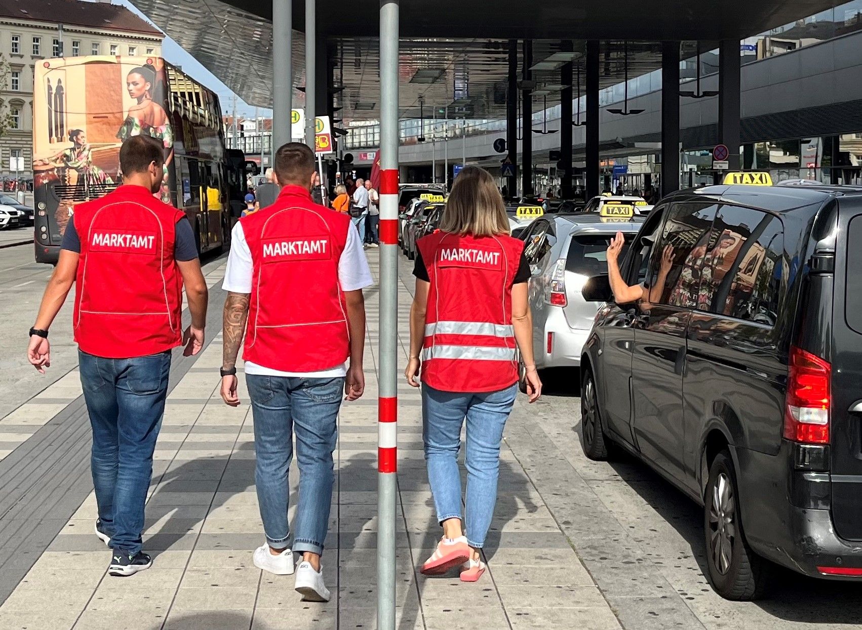 Das Marktamt Wien führte 2025 über 1.000 Kontrollen von fliegenden Luxus-Händlern durch.