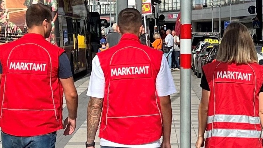Das Marktamt Wien führte 2025 über 1.000 Kontrollen von fliegenden Luxus-Händlern durch.