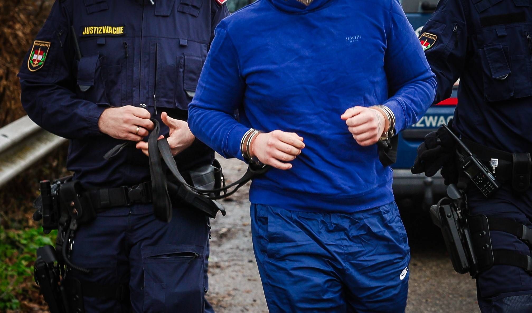 Vier Beamte sollen einen 16-jährigen Häftling schwer verletzt haben.