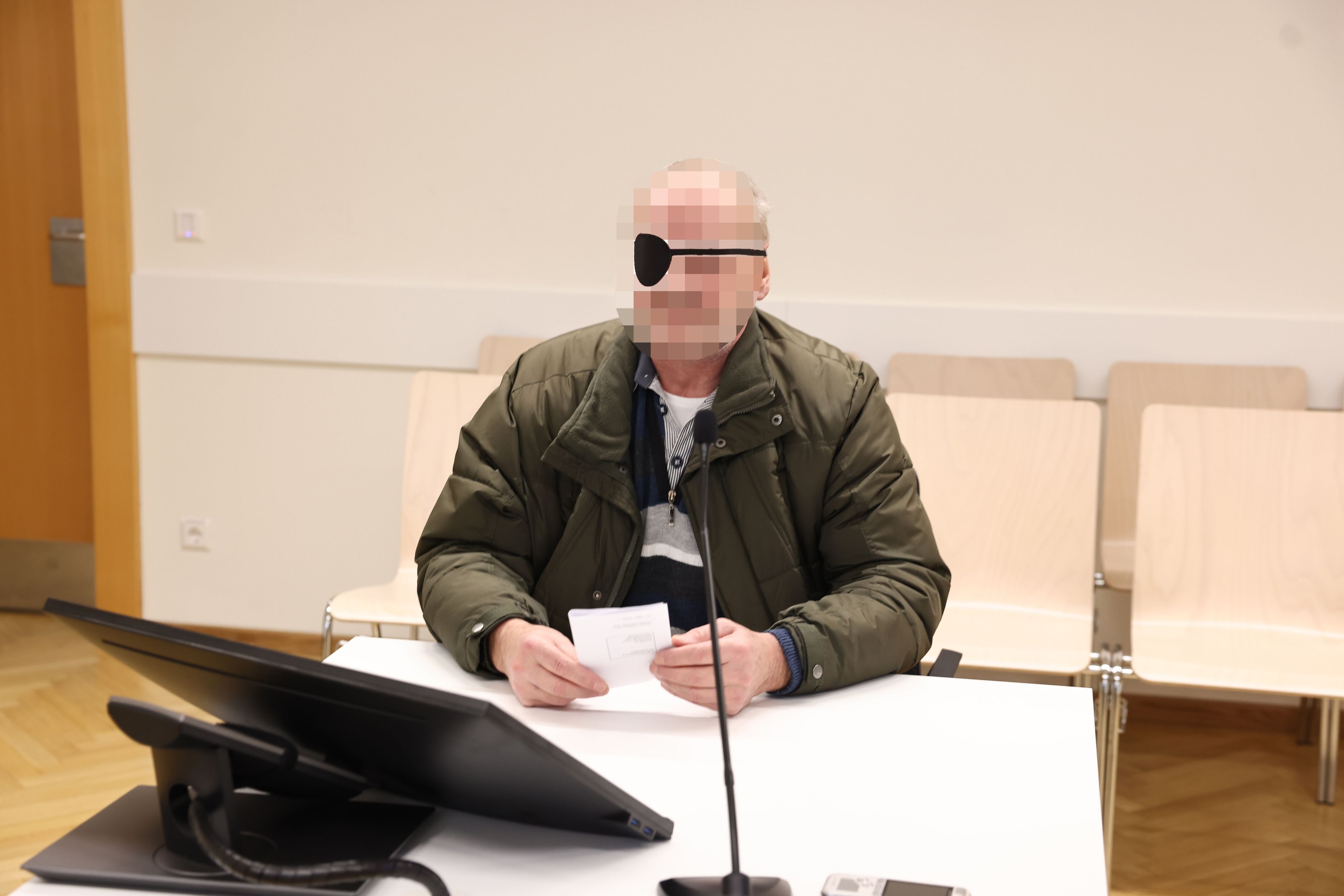Mann erschien mit Augenklappe zu Prozess am Wiener Landl.
