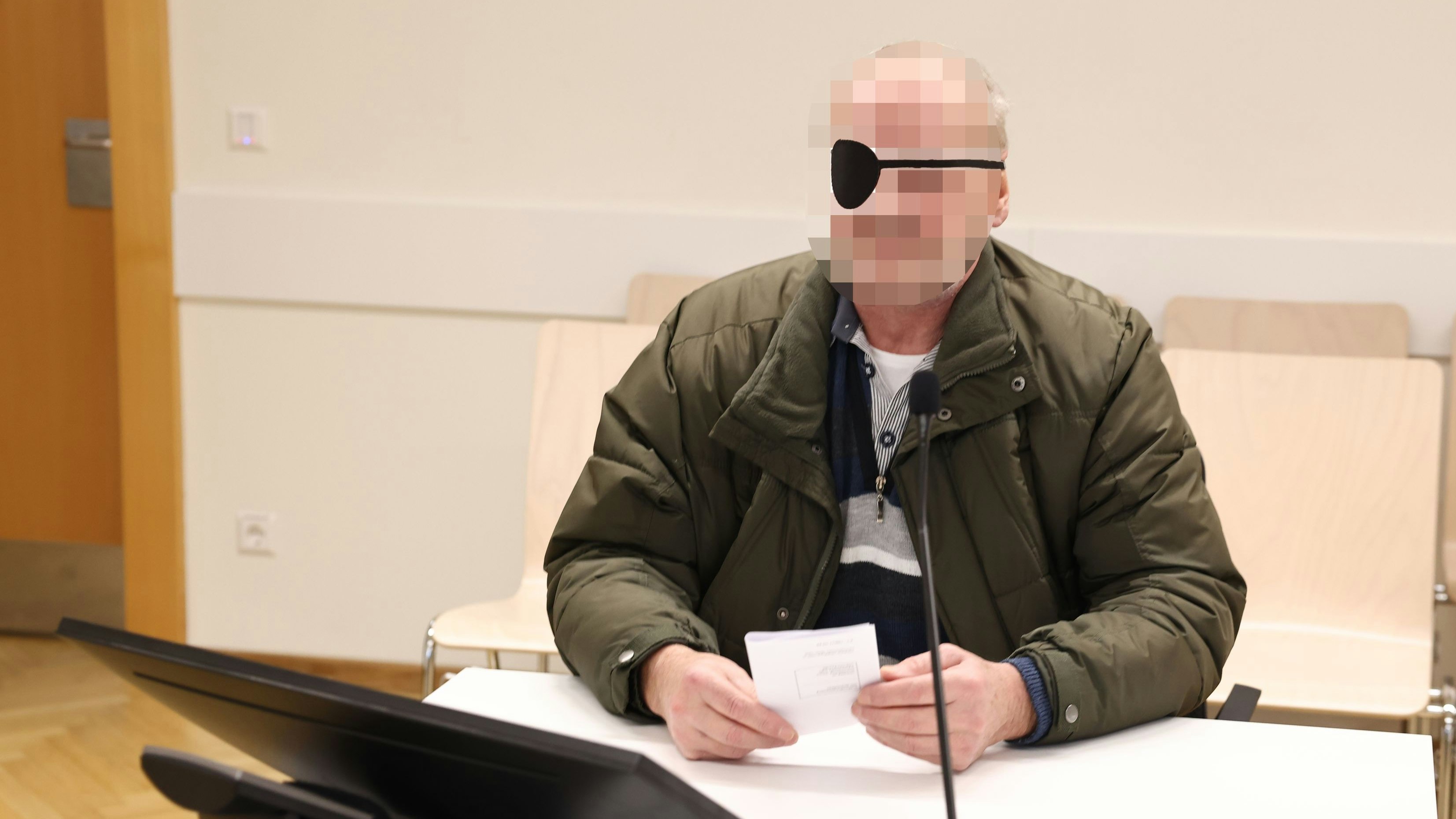 Mann erschien mit Augenklappe zu Prozess am Wiener Landl.
