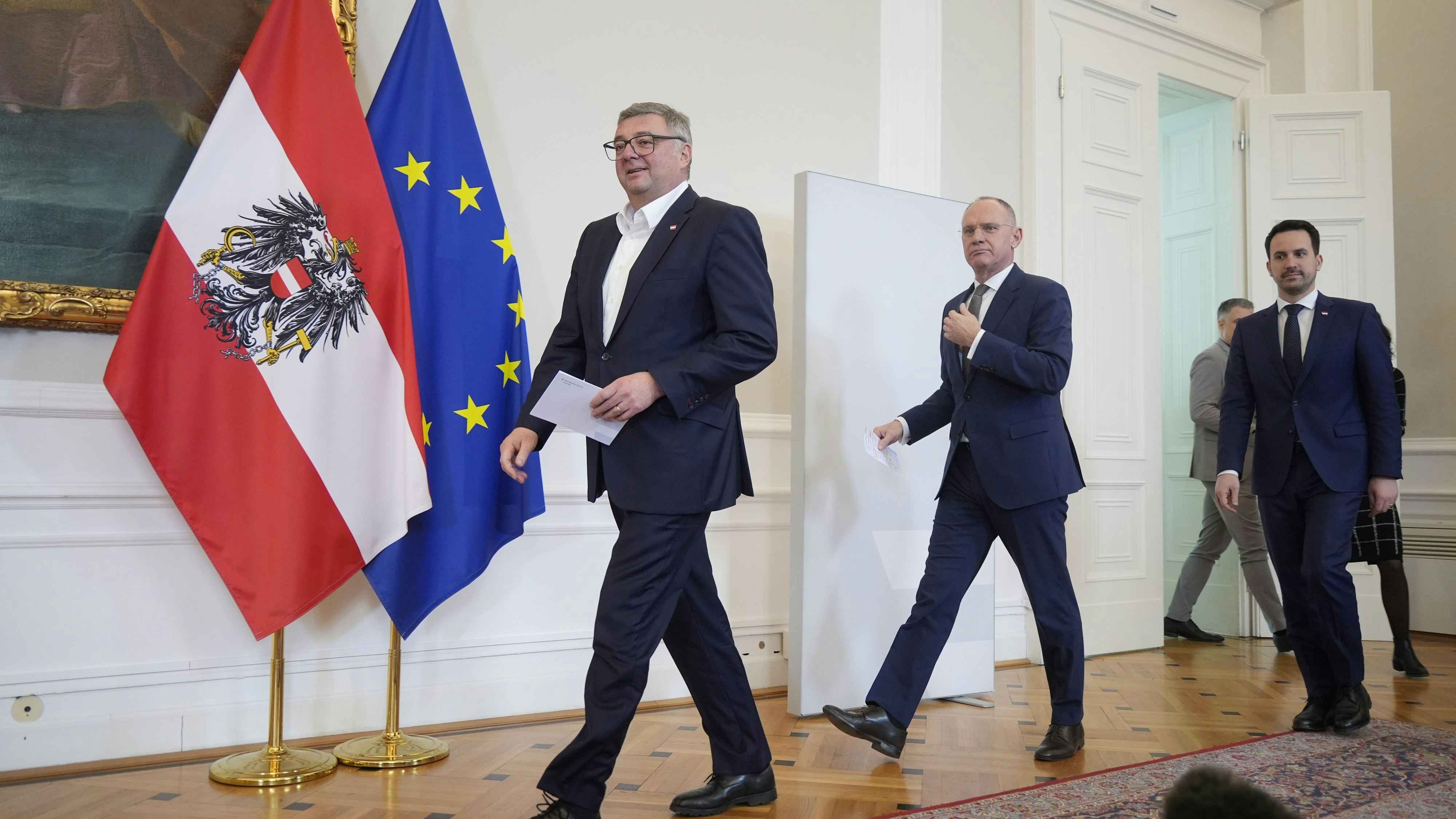 Staatssekretär Leichtfried (SPÖ), Innenminister Karner (ÖVP) und Neos.Bildungsminister Wiederkehr (v.l.) stellten Aktionsplan gegen Rechtsextremismus vor dem Ministerrat vor. 