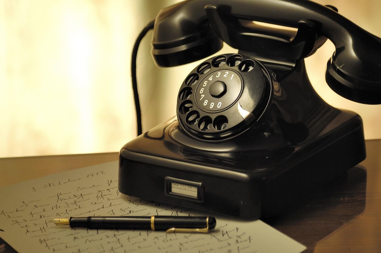Altes Telefon mit Wählscheibe - Symbol für robuste und langlebige Technik