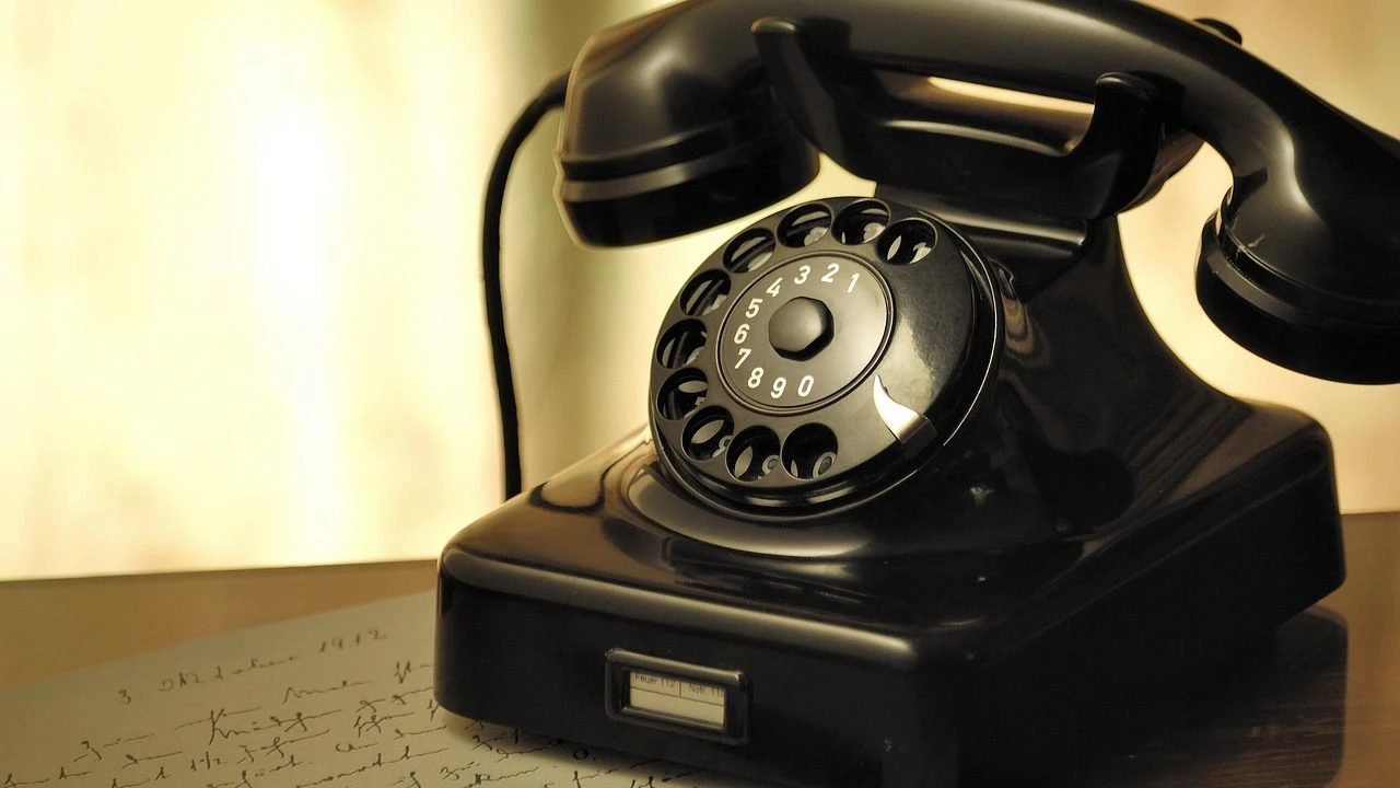 Altes Telefon mit Wählscheibe - Symbol für robuste und langlebige Technik