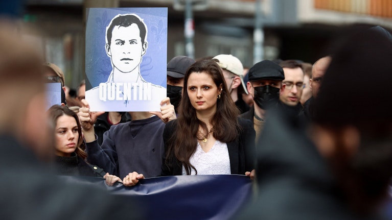 Ein Antifa-Gruppe prügelte in Lyon den Aktivisten Quentin Deranque zu Tode. Der Mord wühlt Frankreich immer mehr auf und sorgt nun auch für einen Botschafter-Streit mit den USA. Präsident Macron berief eine Krisensitzung ein. Und Rechte erkennen ihre Chance.