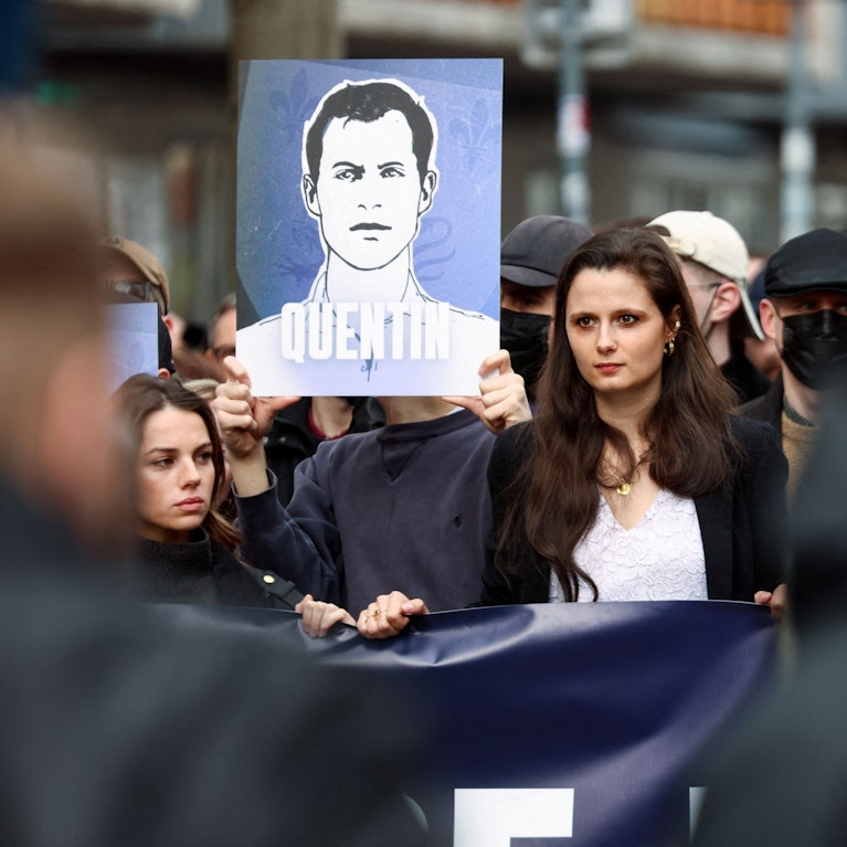 Ein Antifa-Gruppe prügelte in Lyon den Aktivisten Quentin Deranque zu Tode. Der Mord wühlt Frankreich immer mehr auf und sorgt nun auch für einen Botschafter-Streit mit den USA. Präsident Macron berief eine Krisensitzung ein. Und Rechte erkennen ihre Chance.