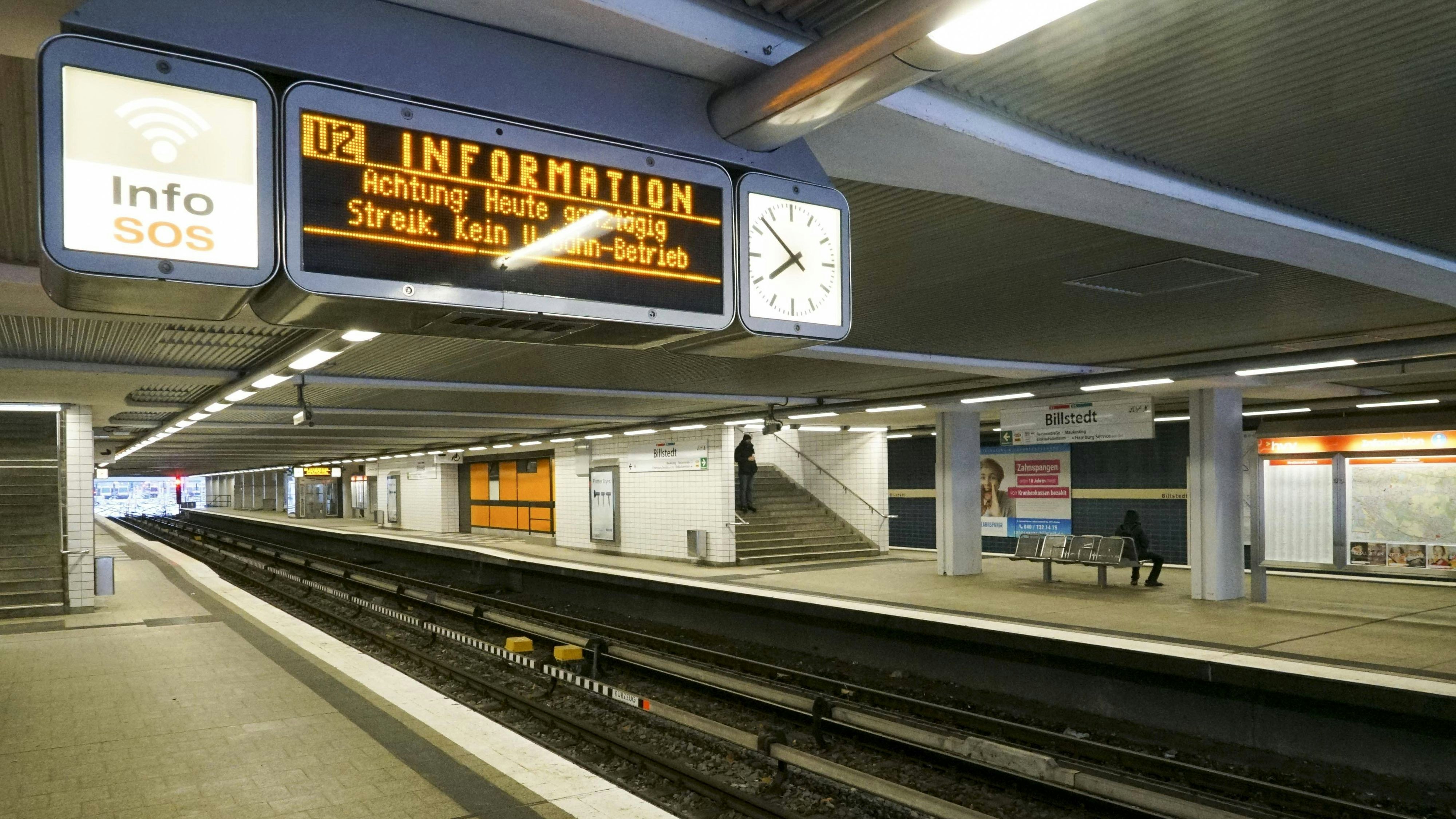 Keine Fahrgaeste auf dem Bahnsteigen Leere Rollstrepen bei der Hamburger U-Bahn Fahrgast Infos zum Wellenstreik heute streiken die U-Bahnfahrer und die Busfahrer im Süden Hamburgs am 18.02.2026 Hamburg Kein U-Bahnbetrieb in ganz Hamburg Weinige Bisse fahren und sind voellig ueberfuellt,fahren im Süden von Hamburg Hamburg Deutschland *** No passengers on the platforms Empty rolling platforms at the Hamburg subway Passenger information about the wave strike today the subway drivers and the bus drivers in the south of Hamburg are on strike on 18 02 2026 Hamburg No subway service in the whole of Hamburg Wine bites drive and are completely overcrowded, drive in the south of Hamburg Hamburg Hamburg Germany