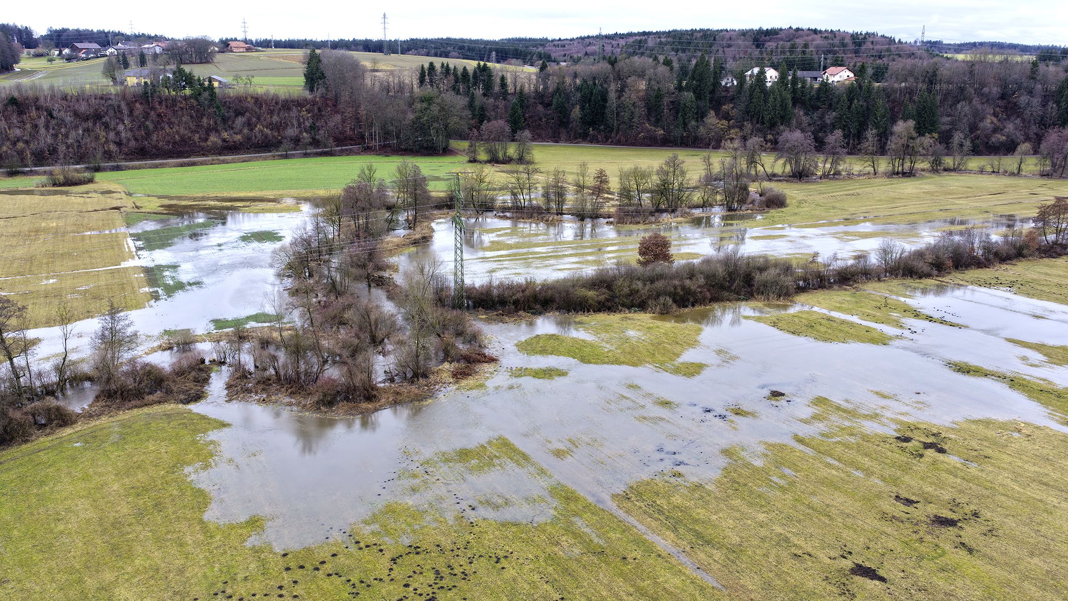 Im Bezirk Braunau wurden Keller und Felder überflutet, wie dieses aktuelle Drohnenfoto zeigt.