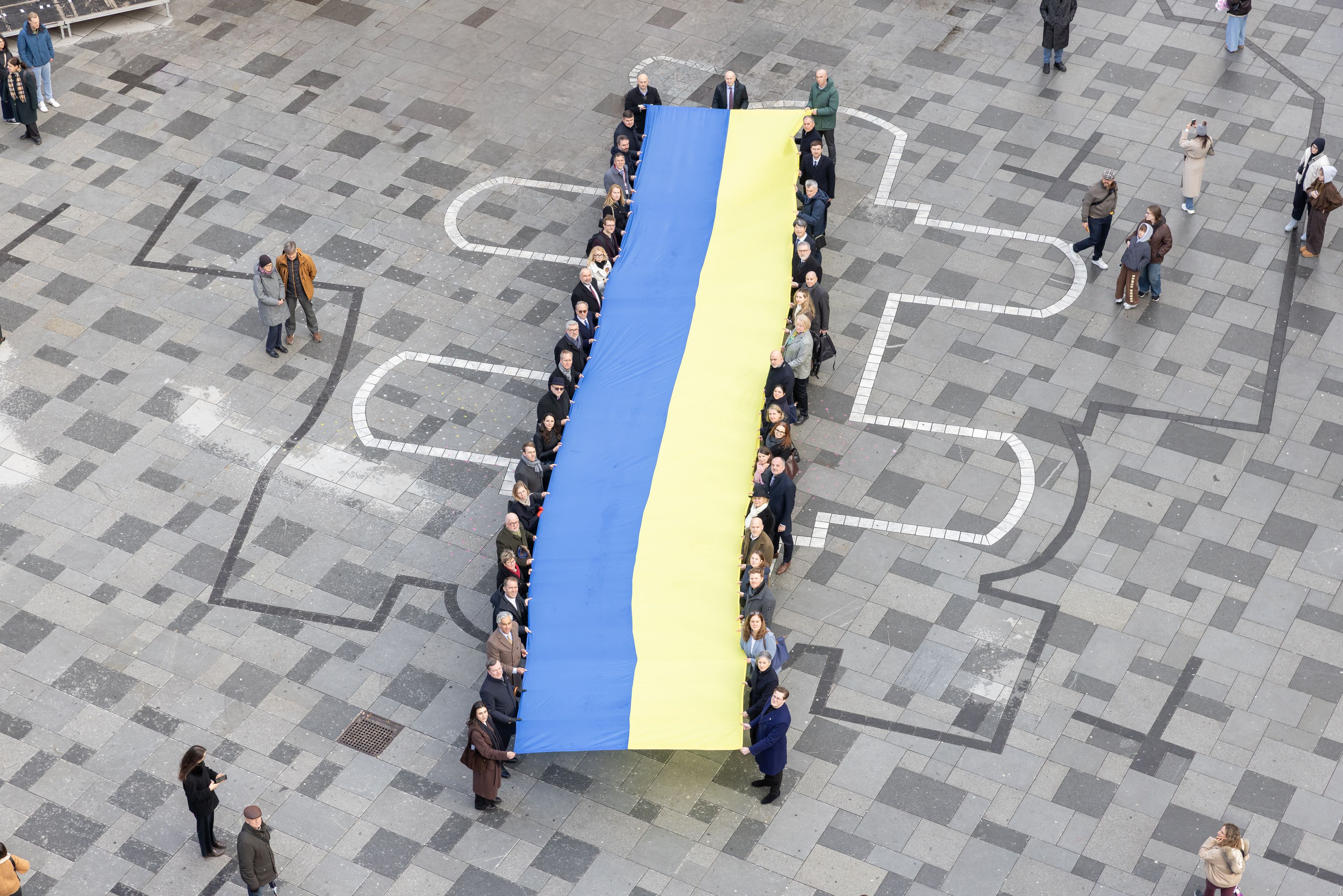 Anlässlich des vierten Jahrestages des russischen Angriffskriegs hat man am Stephansplatz eine ukrainische Flagge aufgespannt.