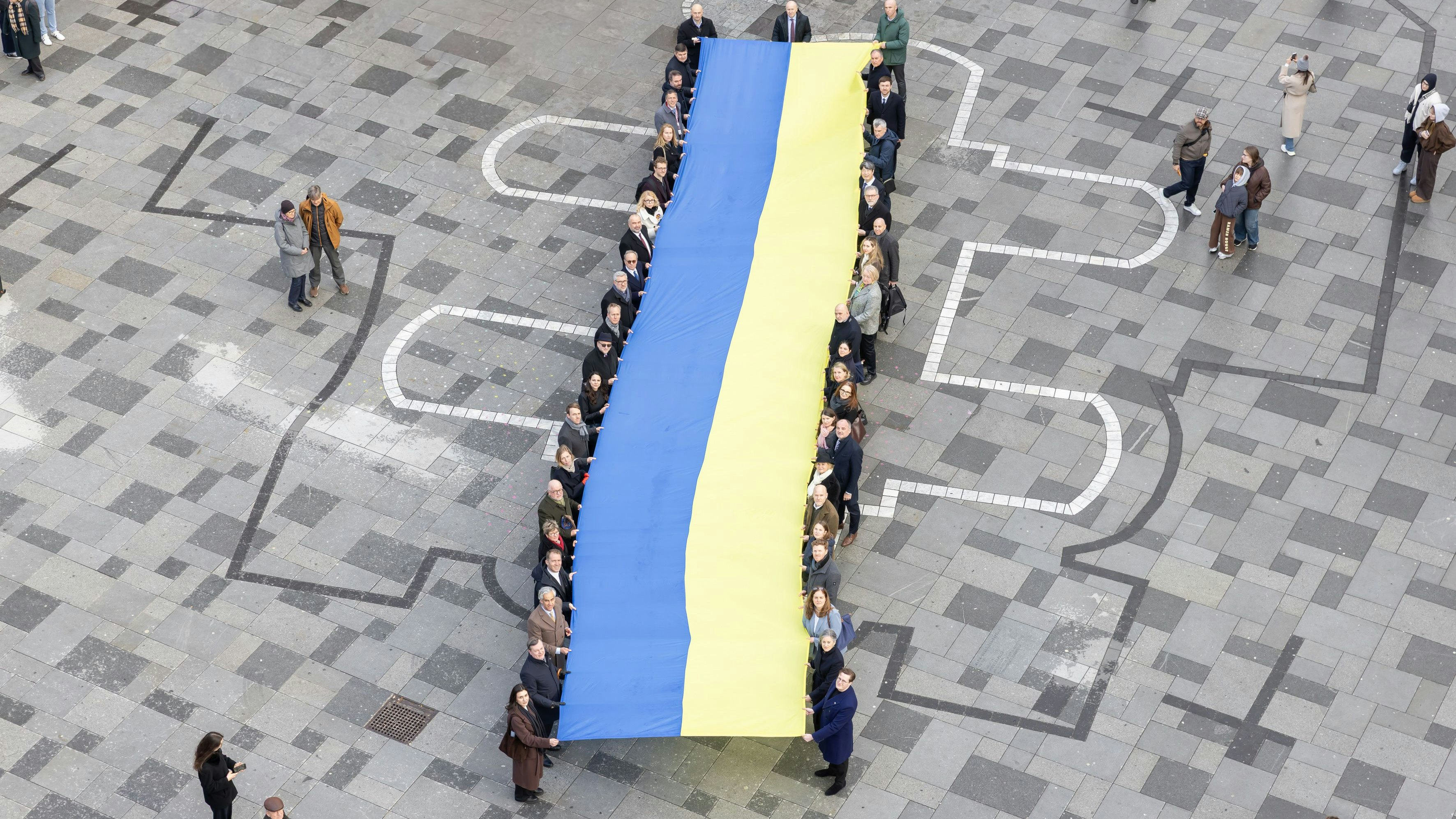 Anlässlich des vierten Jahrestages des russischen Angriffskriegs hat man am Stephansplatz eine ukrainische Flagge aufgespannt.
