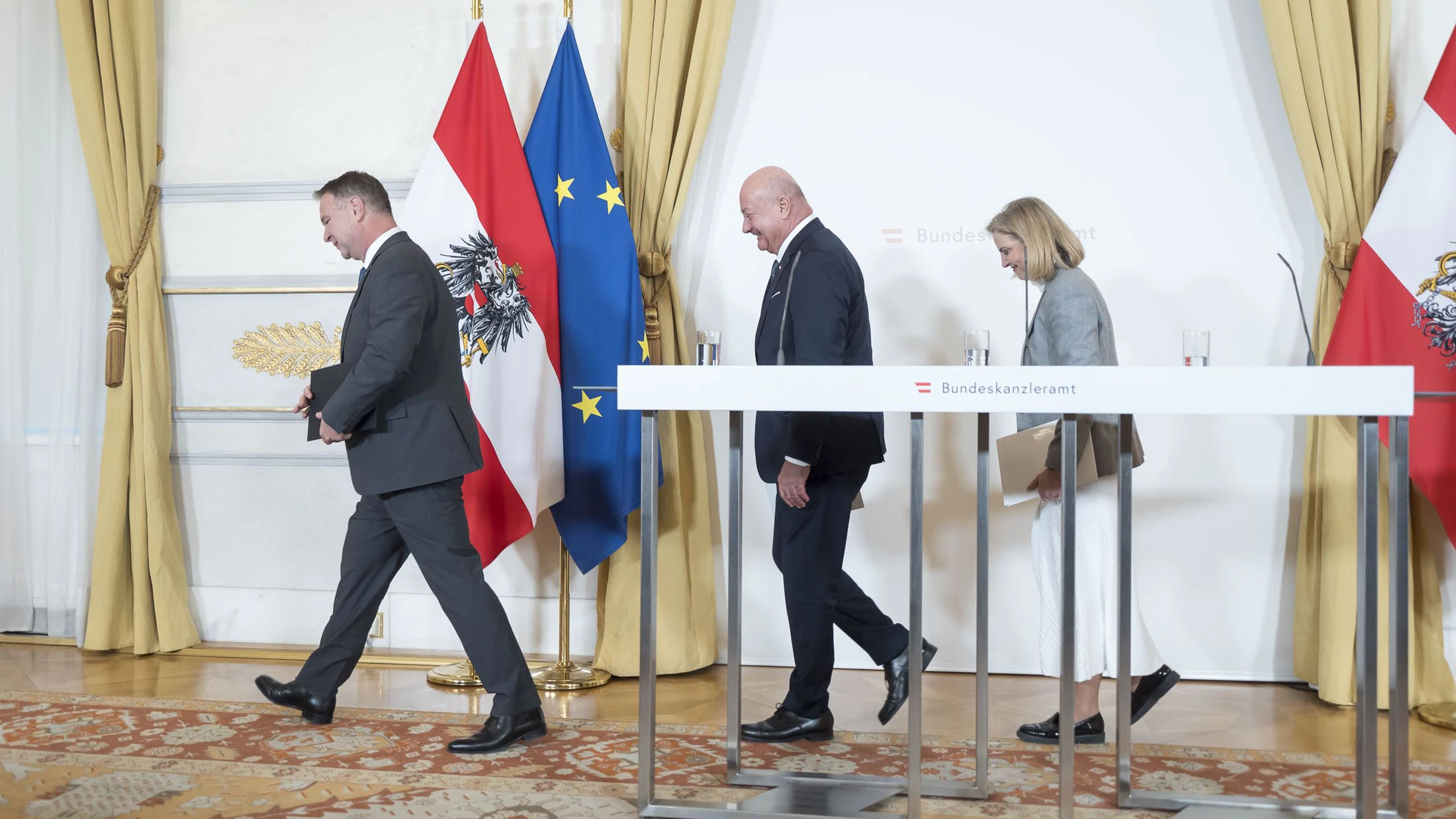 Heute.at - Radikal-Sparkurs, doch Politiker gönnen sich mehr Geld