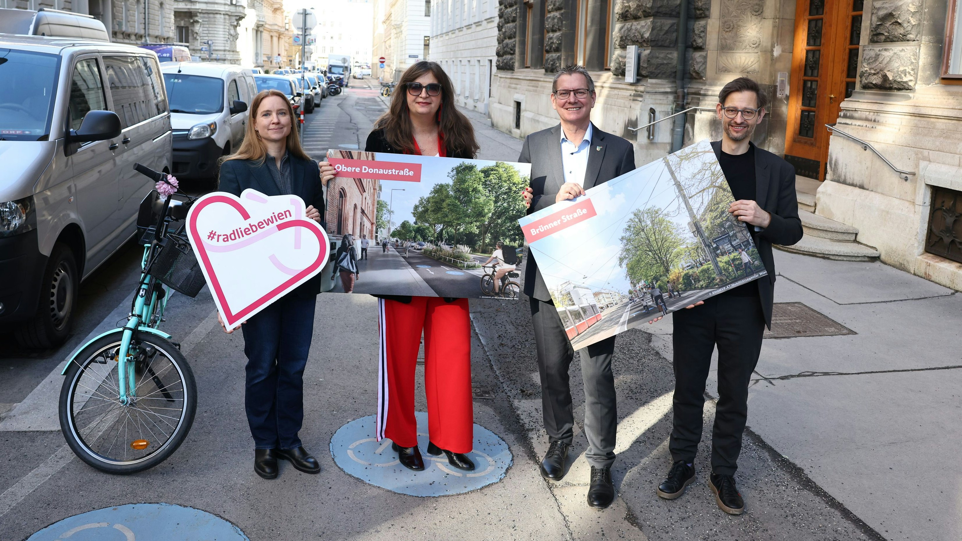 Neos-Mobilitätssprecherin Angelika Pipal-Leixner, Mobilitätsstadträtin Ulli Sima (SPÖ), der Floridsdorfer Bezirksvorsteher Georg Papai (SPÖ) und der Wiener Radverkehrsbeauftragte Martin Blum (v.l.)