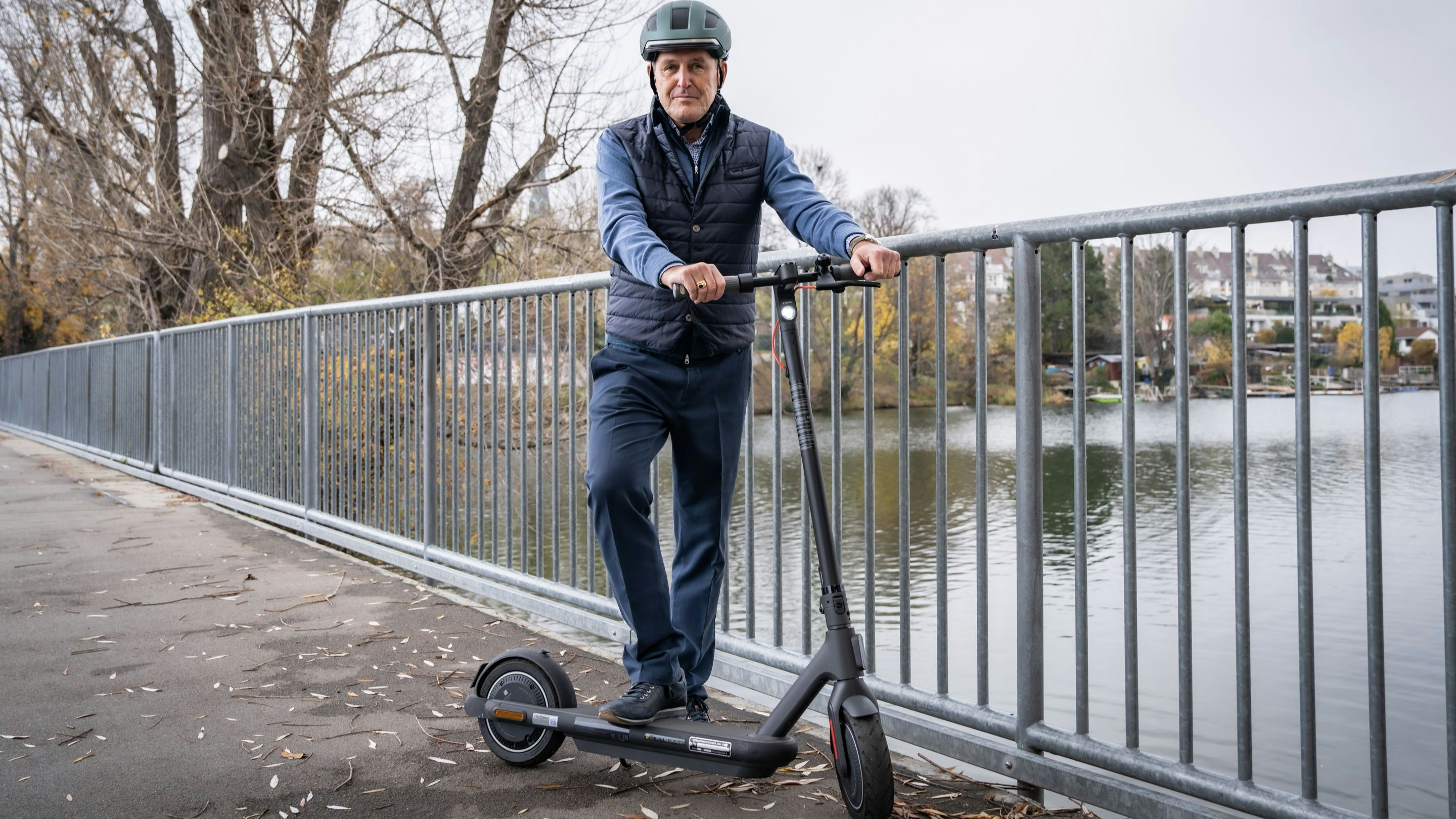 Verkehrsminister Peter Hanke (SPÖ) ist selbst begeisterter E-Scooter-Fahrer – mit Helm.