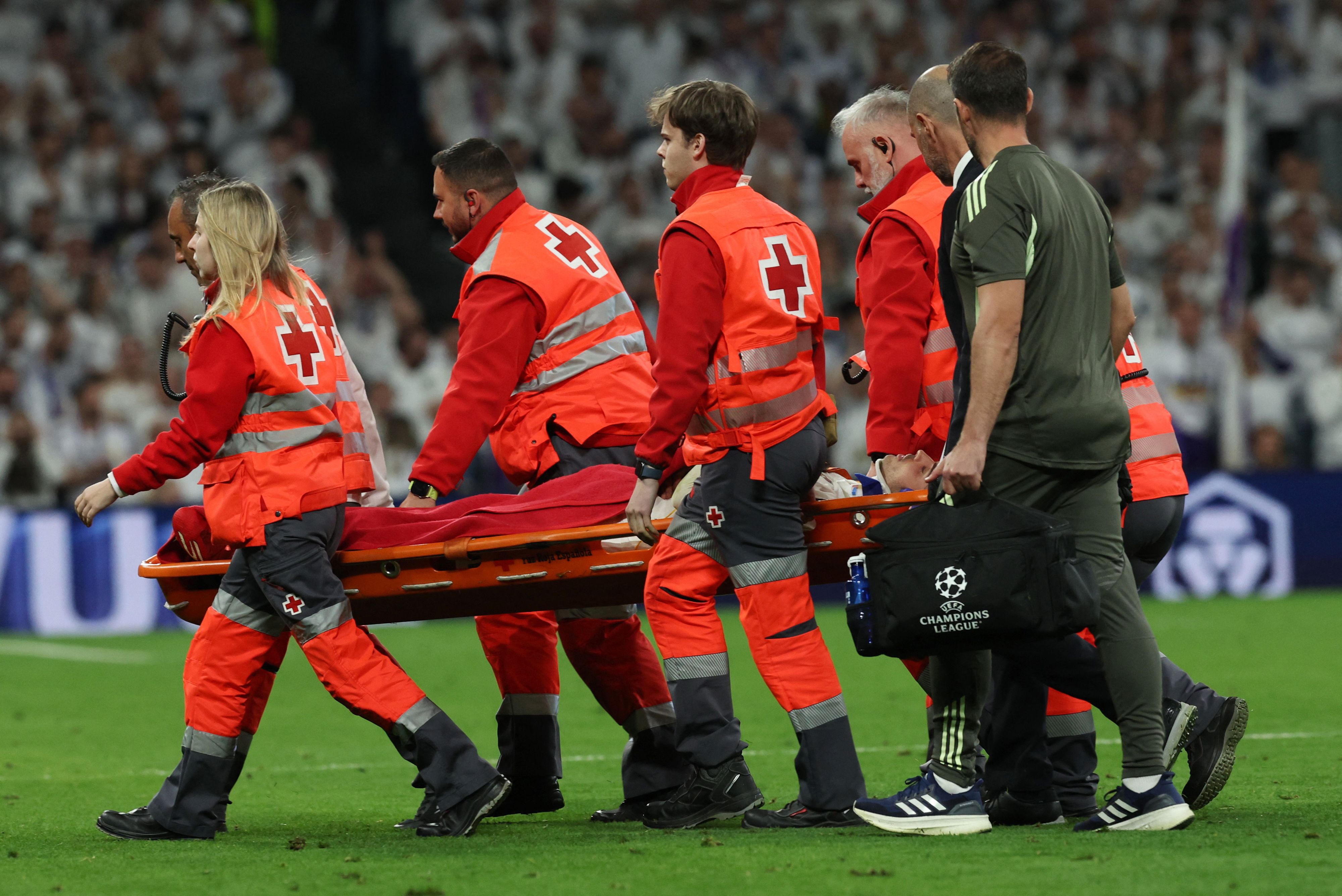 Reals Raul Asencio musste mit der Trage vom Feld gebracht werden. 