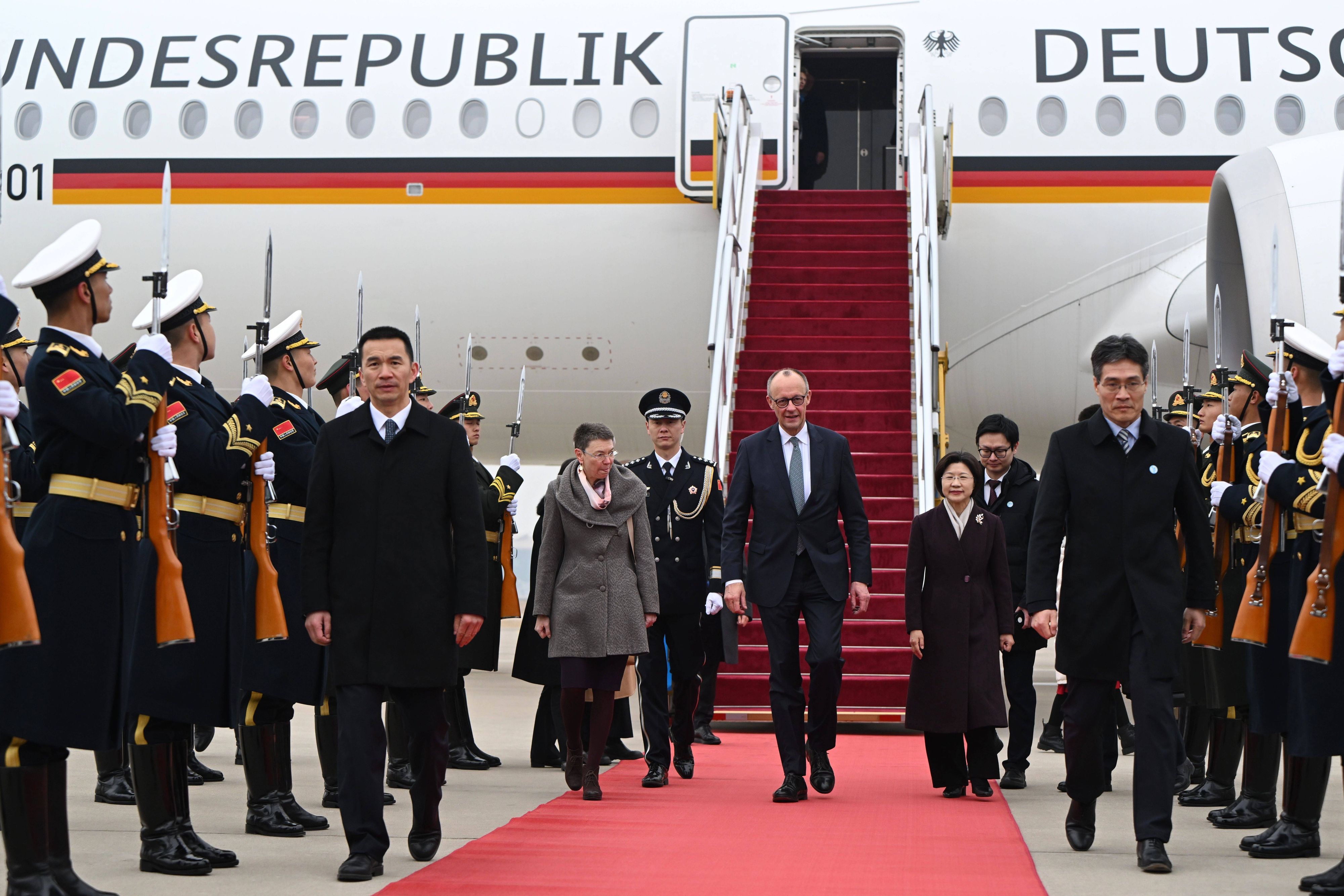 Der deutsche Bundeskanzler Friedrich Merz ist zu einem Antrittsbesuch in China eingetroffen.