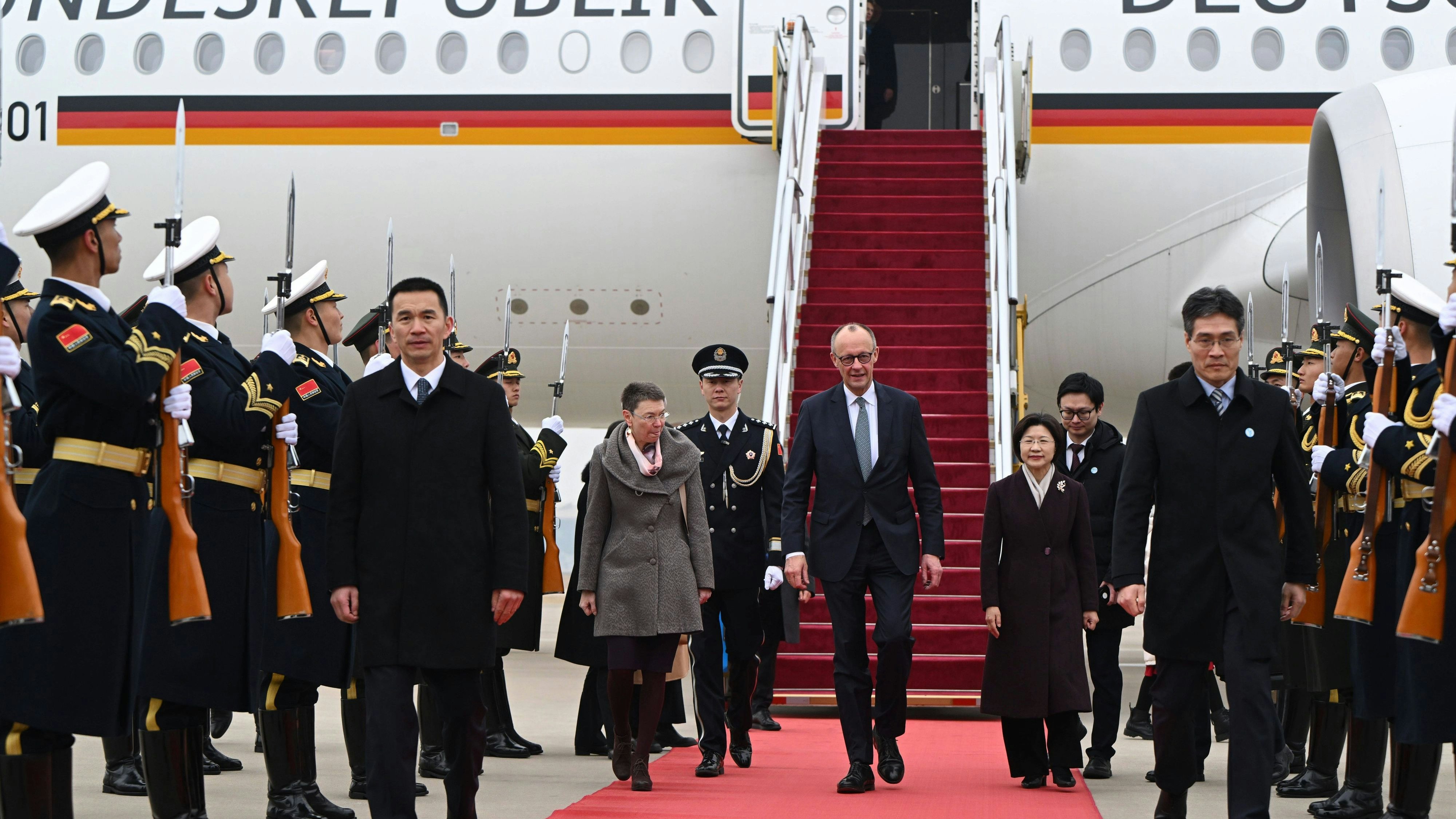 Der deutsche Bundeskanzler Friedrich Merz ist zu einem Antrittsbesuch in China eingetroffen.