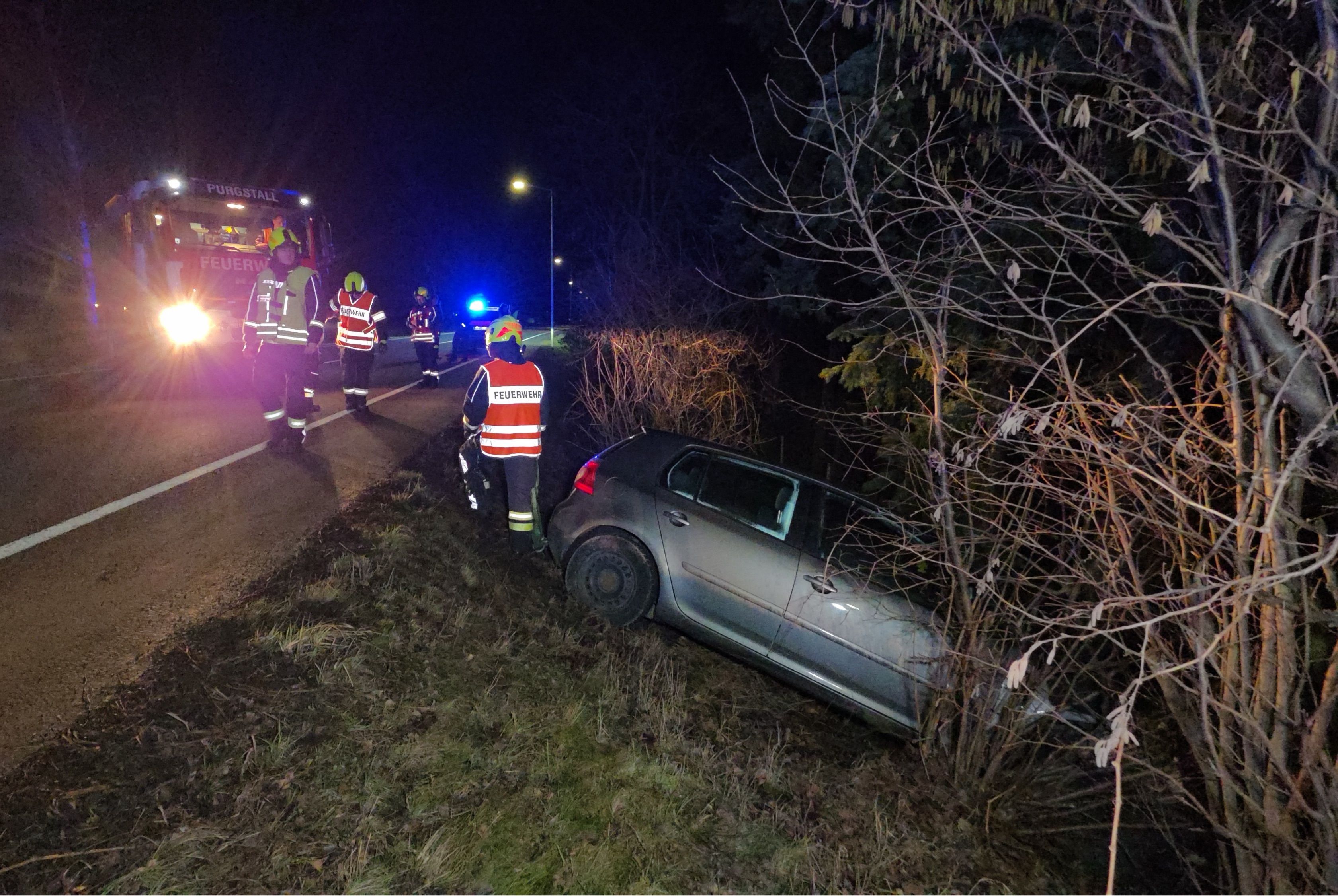 Am Dienstag landete ein grauer Pkw im Graben bei Schauboden. Die Feuerwehr und die Polizei waren im Einsatz.