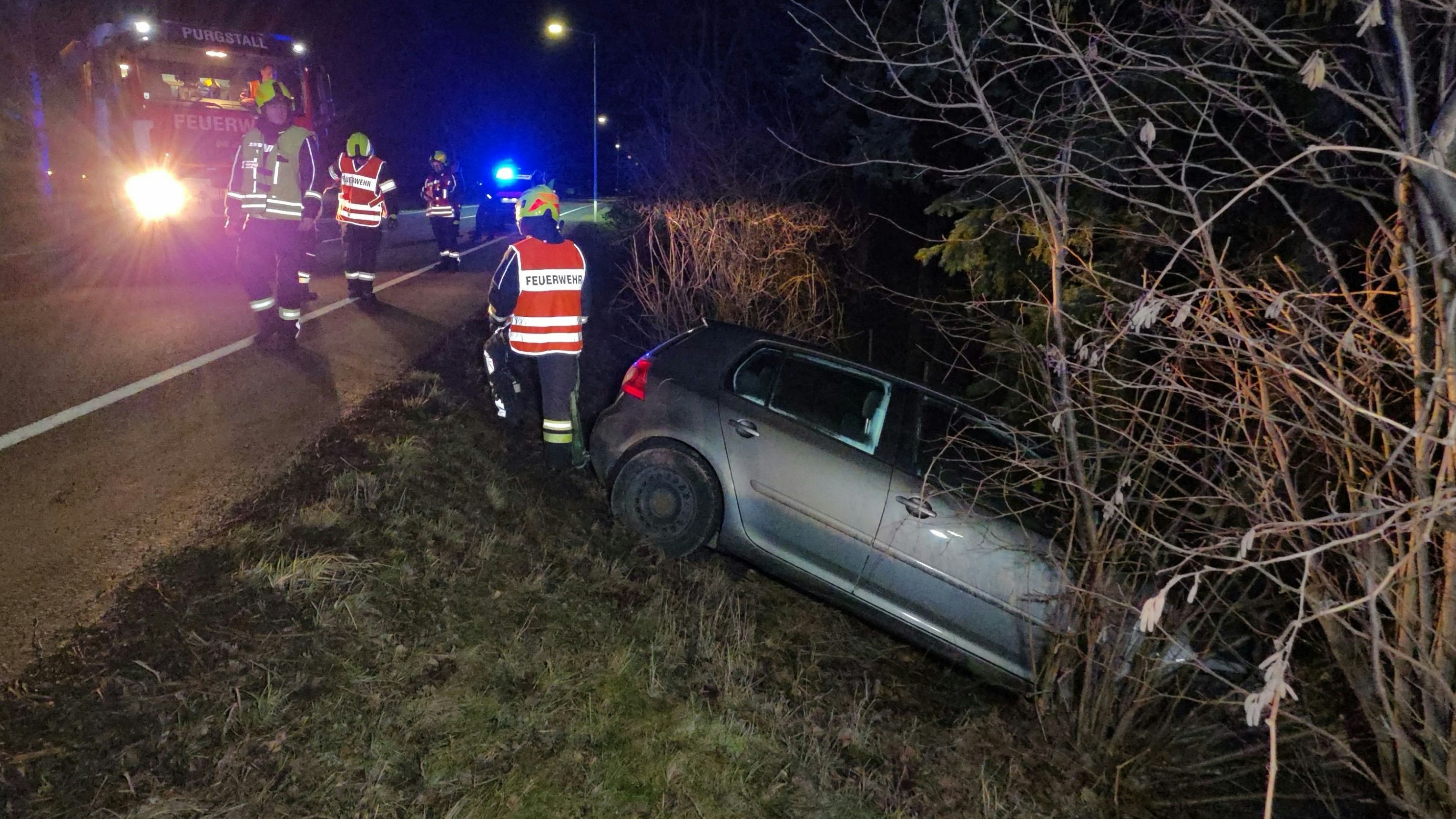 Am Dienstag landete ein grauer Pkw im Graben in Schauboden. Die Feuerwehr und die Polizei waren im Einsatz.