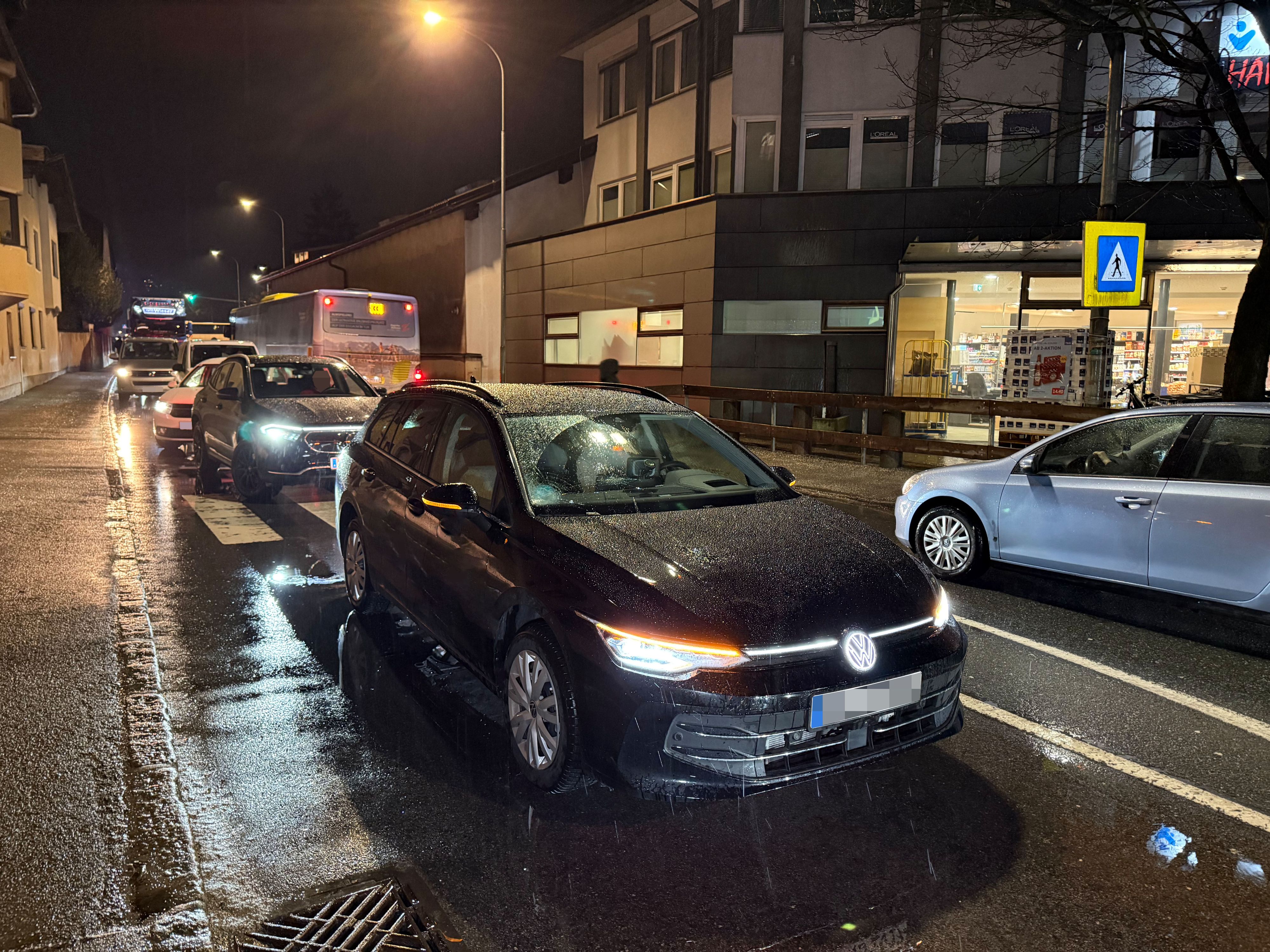 Heute.at - Auf Schutzweg! 17-Jähriger schleudert gegen Autoscheibe