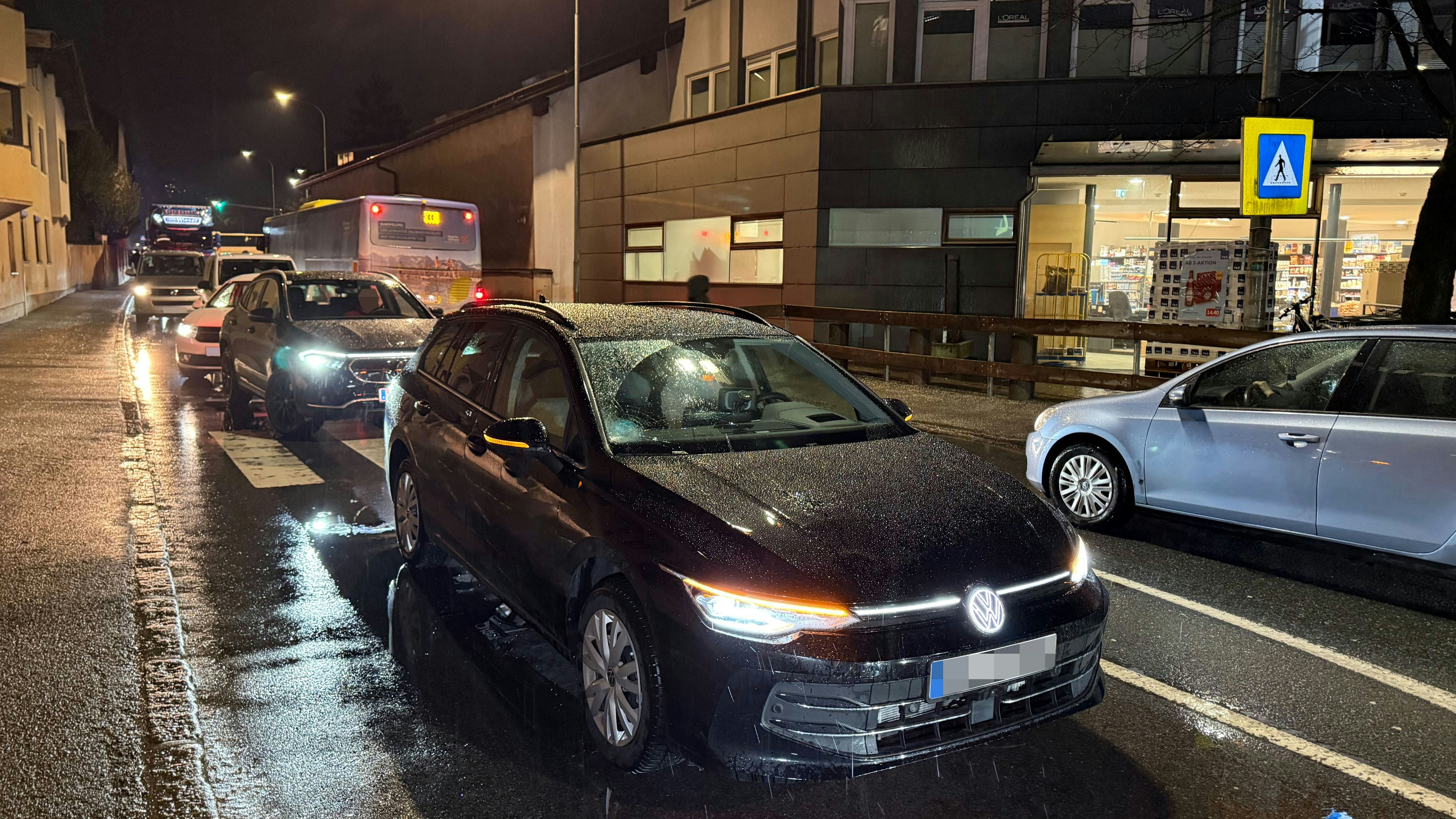 Heute.at - Auf Schutzweg! 17-Jähriger schleudert gegen Autoscheibe