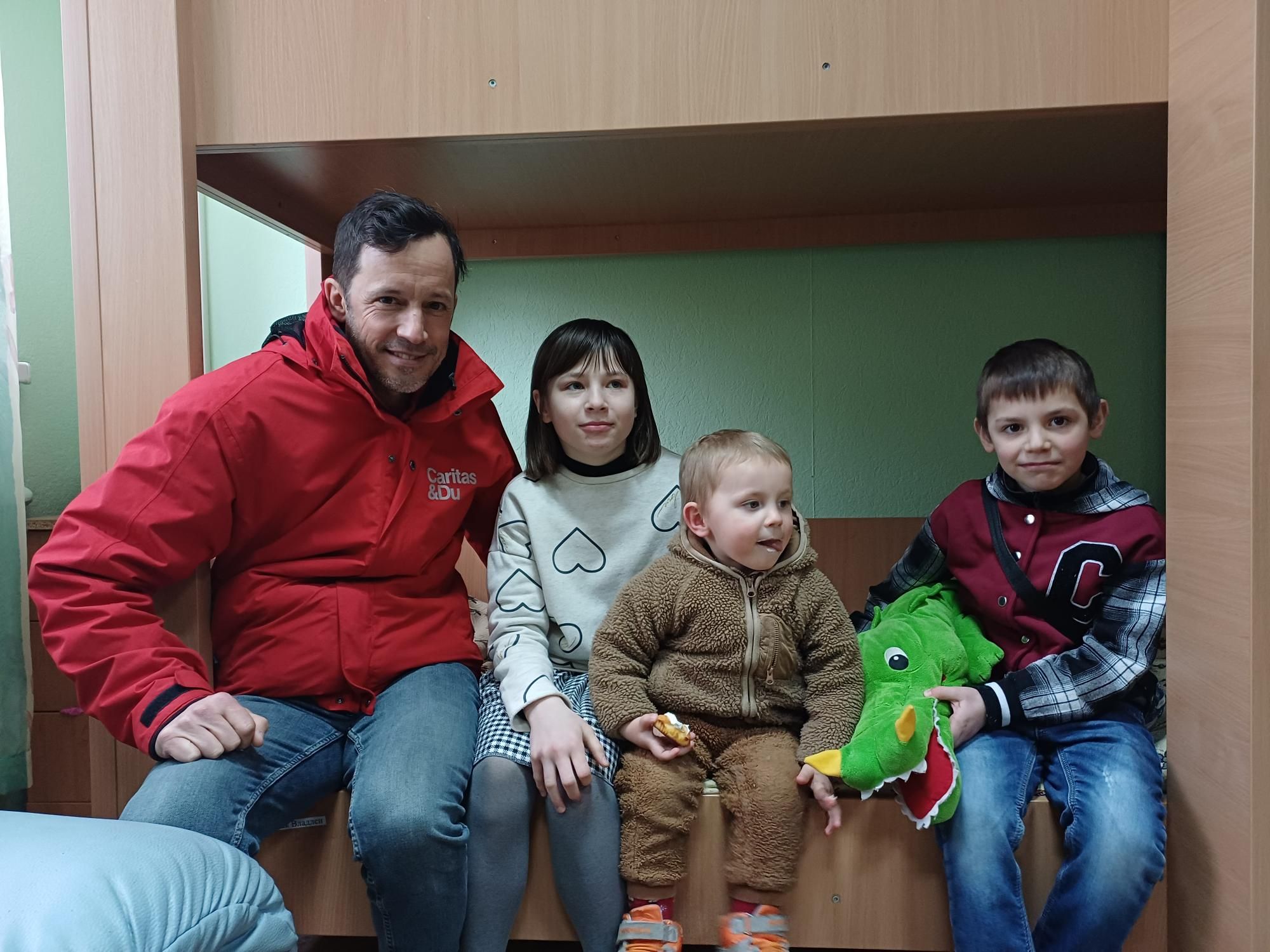 Unter der Leitung von Caritasdirektor Klaus Schwertner besuchte ein Caritas-Team aus Österreich in der Ukraine Kinderzentren, Suppenküchen sowie Wärmezelte, die Menschen vor dem Erfrieren schützen.
