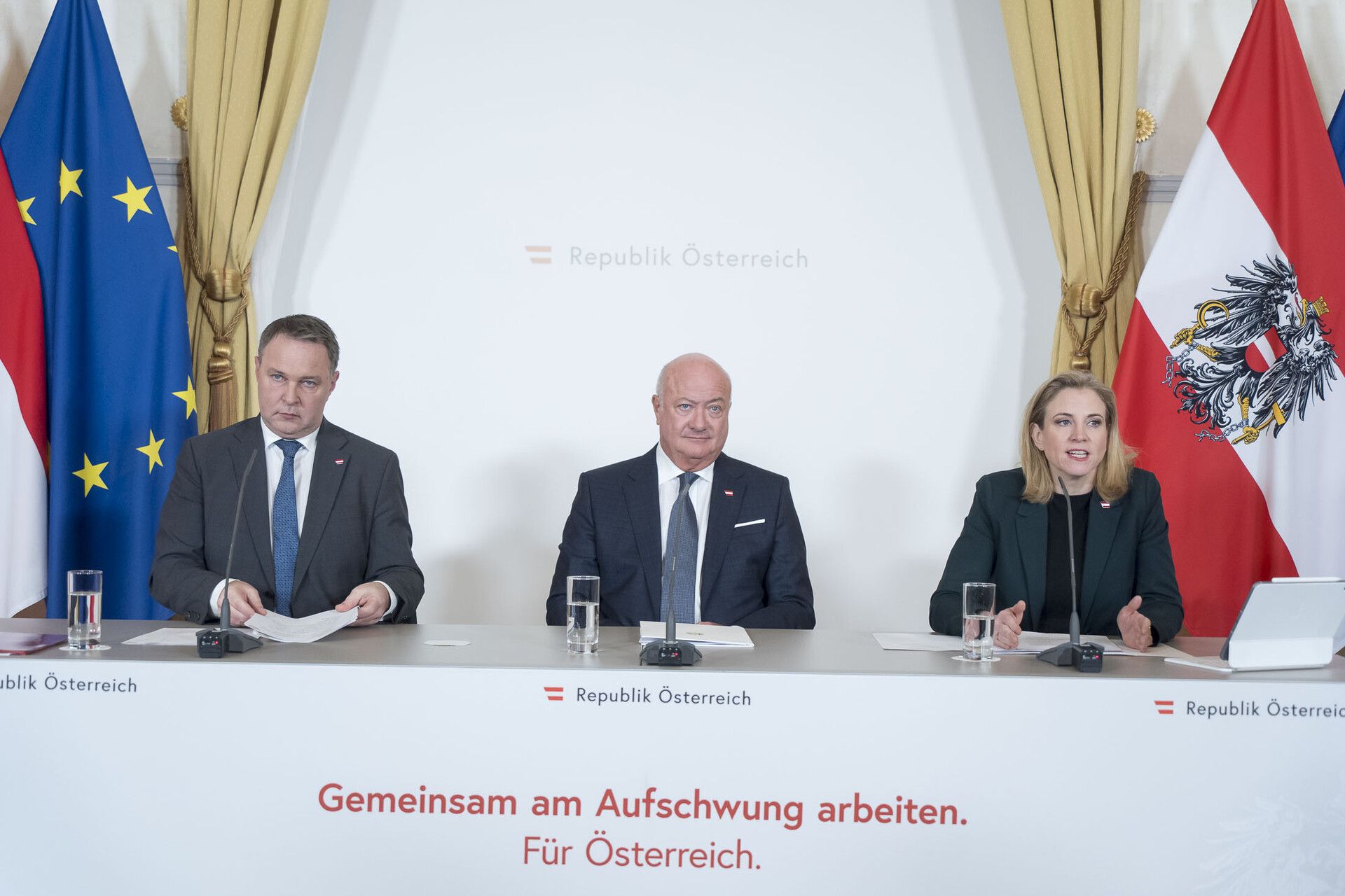 Bundeskanzler Christian Stocker (M.), Vize Andreas Babler und Außenministerin Beate Meinl-Reisinger sind am Dienstag genau ein Jahr im Amt.