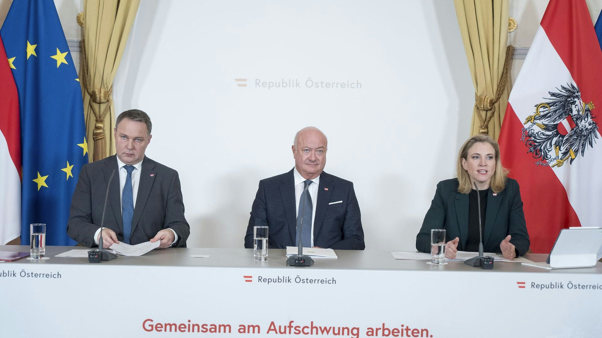 Bundeskanzler Christian Stocker (M.), Vize Andreas Babler und Außenministerin Beate Meinl-Reisinger sind am Dienstag genau ein Jahr im Amt.