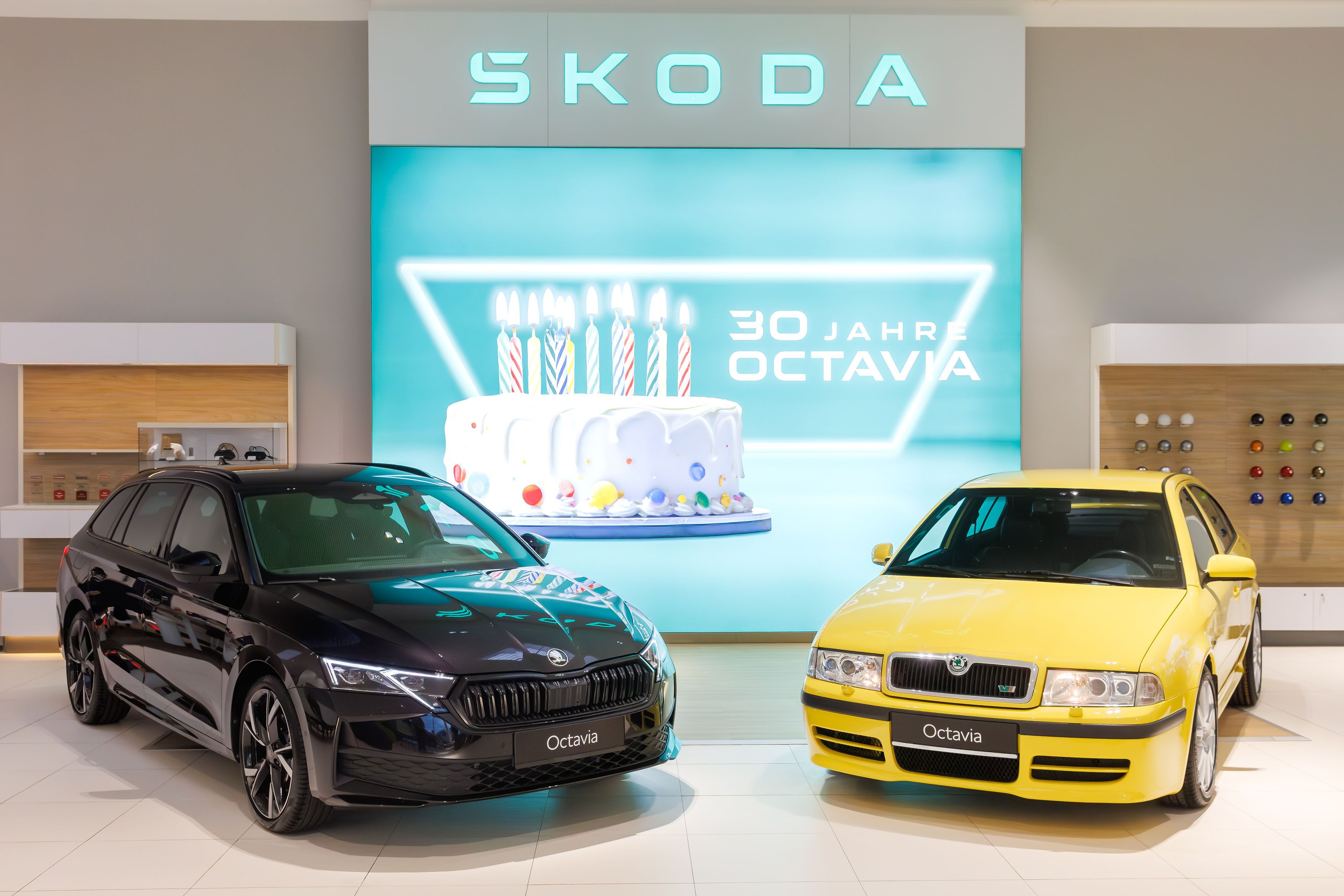Der erste und der aktuelle Škoda Octavia (li.).