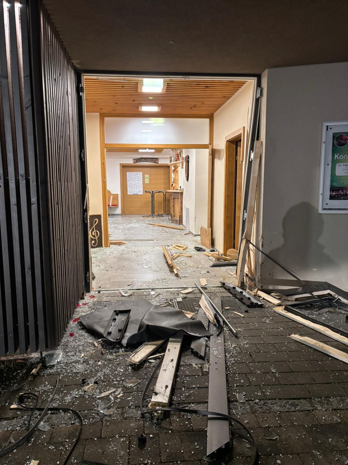 Es ist kurz vor 23 Uhr, als im Ortsgebiet von Göstling an der Ybbs (Bezirk Scheibbs, NÖ) plötzlich Glas splittert.